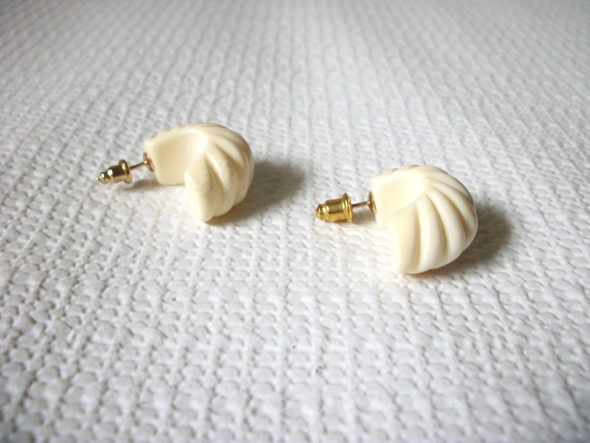 Retro Cream Molded Earrings 50820