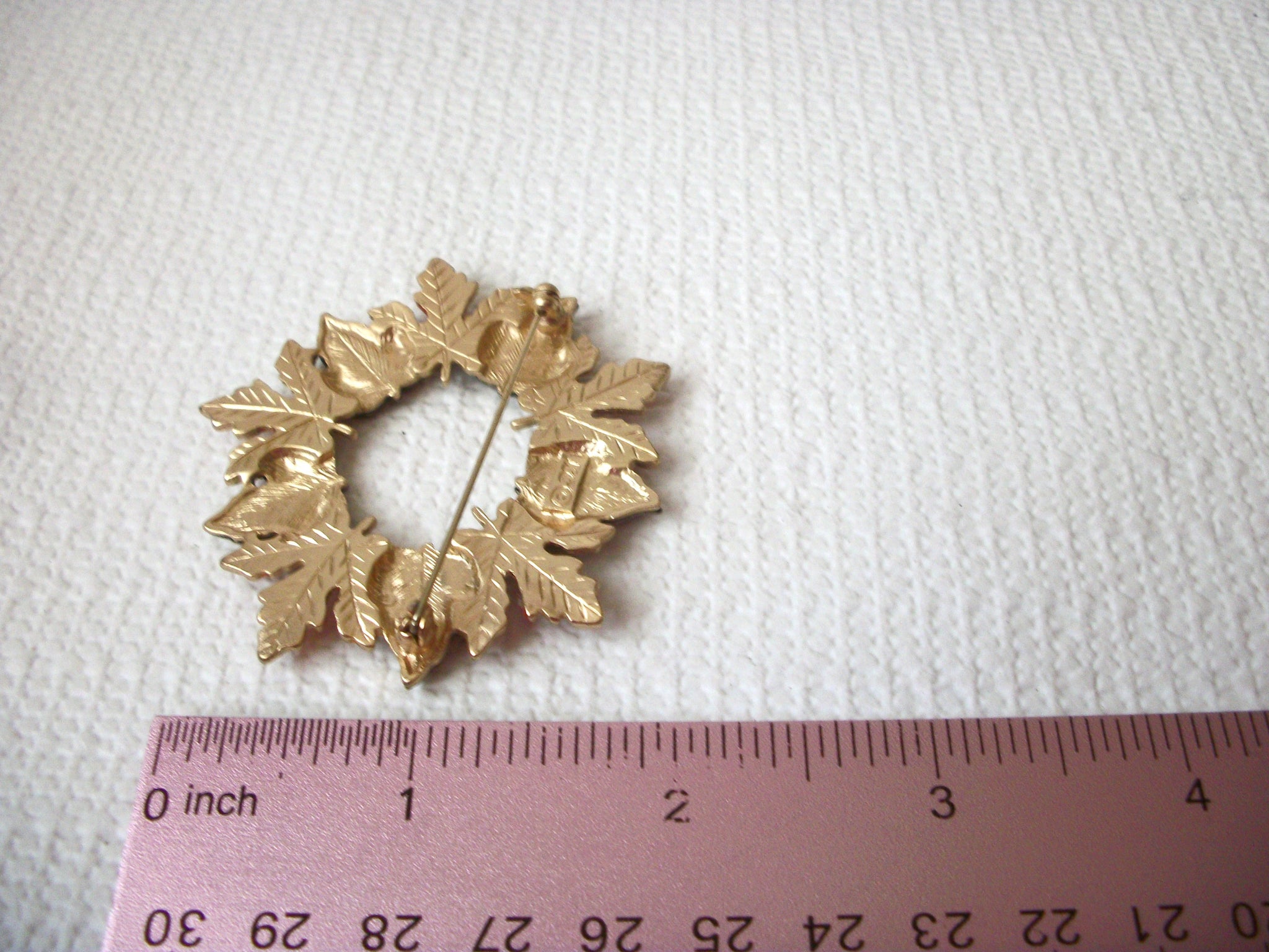 KC Stamped Enameled Vintage Wreath Brooch Pin 41517