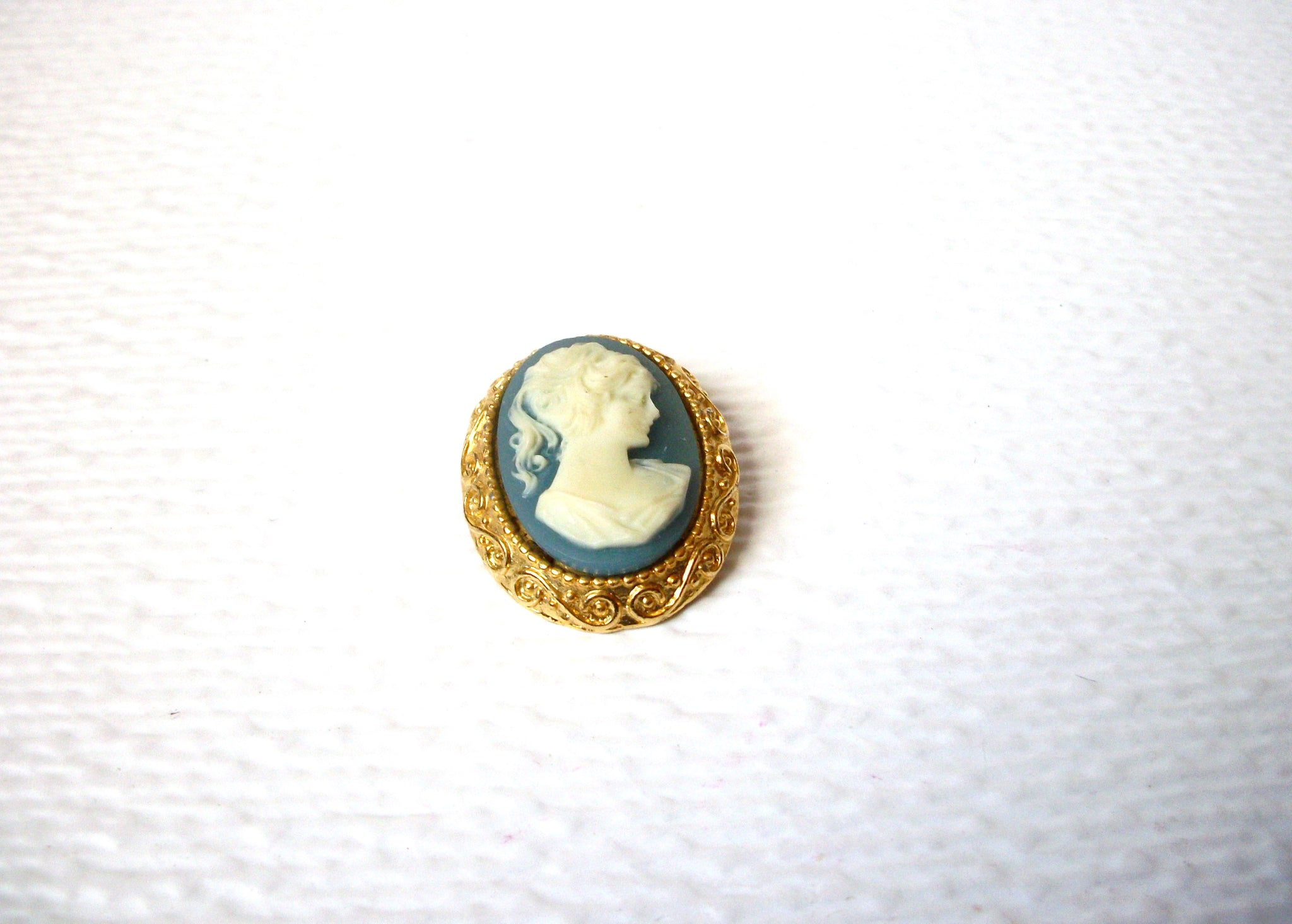 Vintage Cameo Brooch Pin 111720