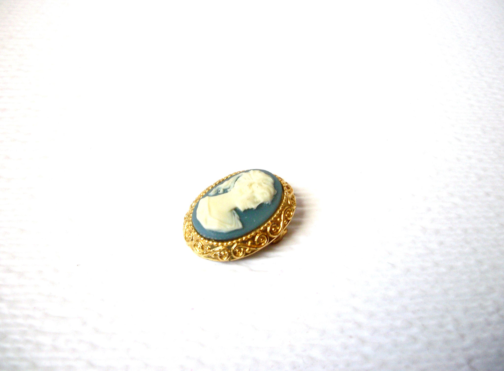 Vintage Cameo Brooch Pin 111720