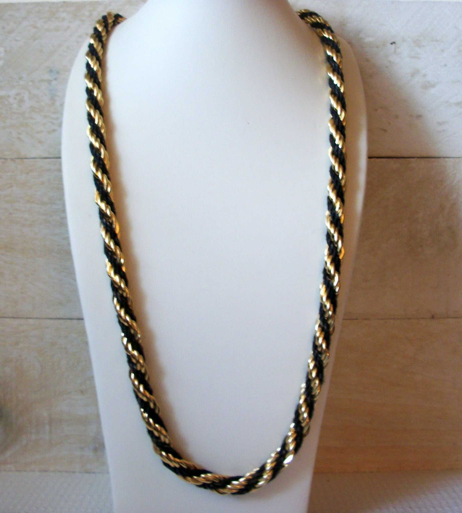 Vintage Black Gold Necklace 51120