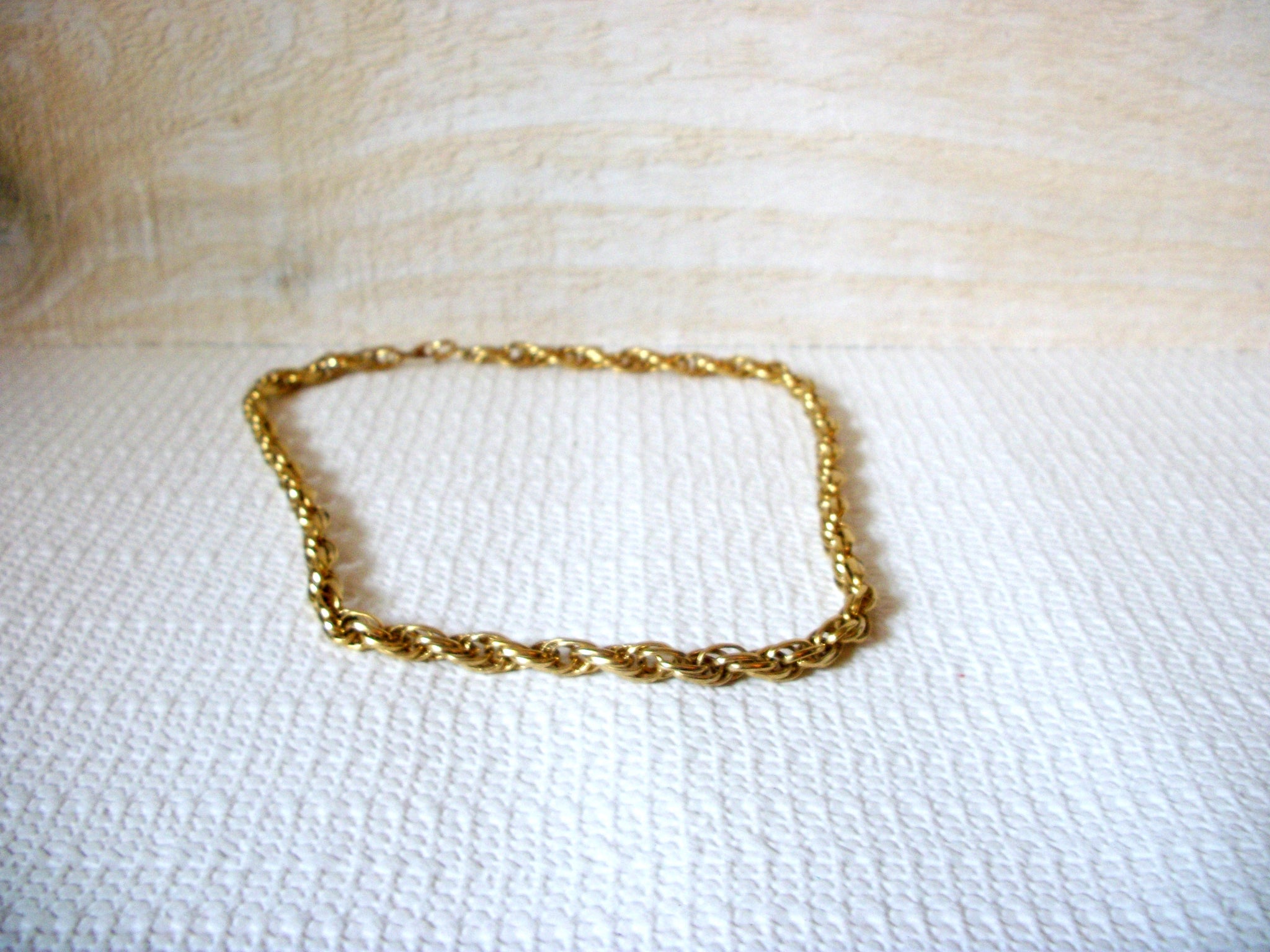 Vintage Shorter Gold Toned Necklace 51120