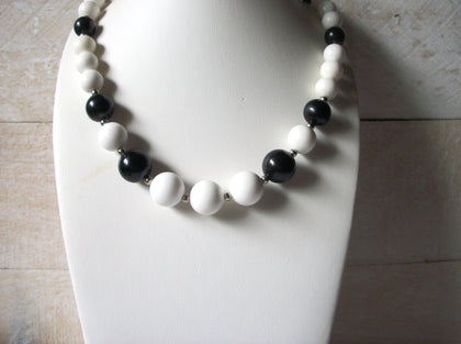Retro 1980s Black White Necklace 52020