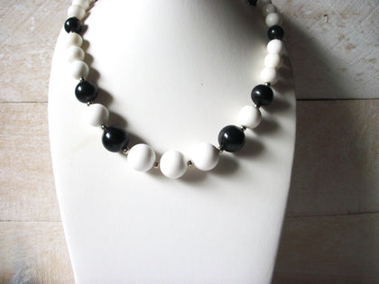 Retro 1980s Black White Necklace 52020