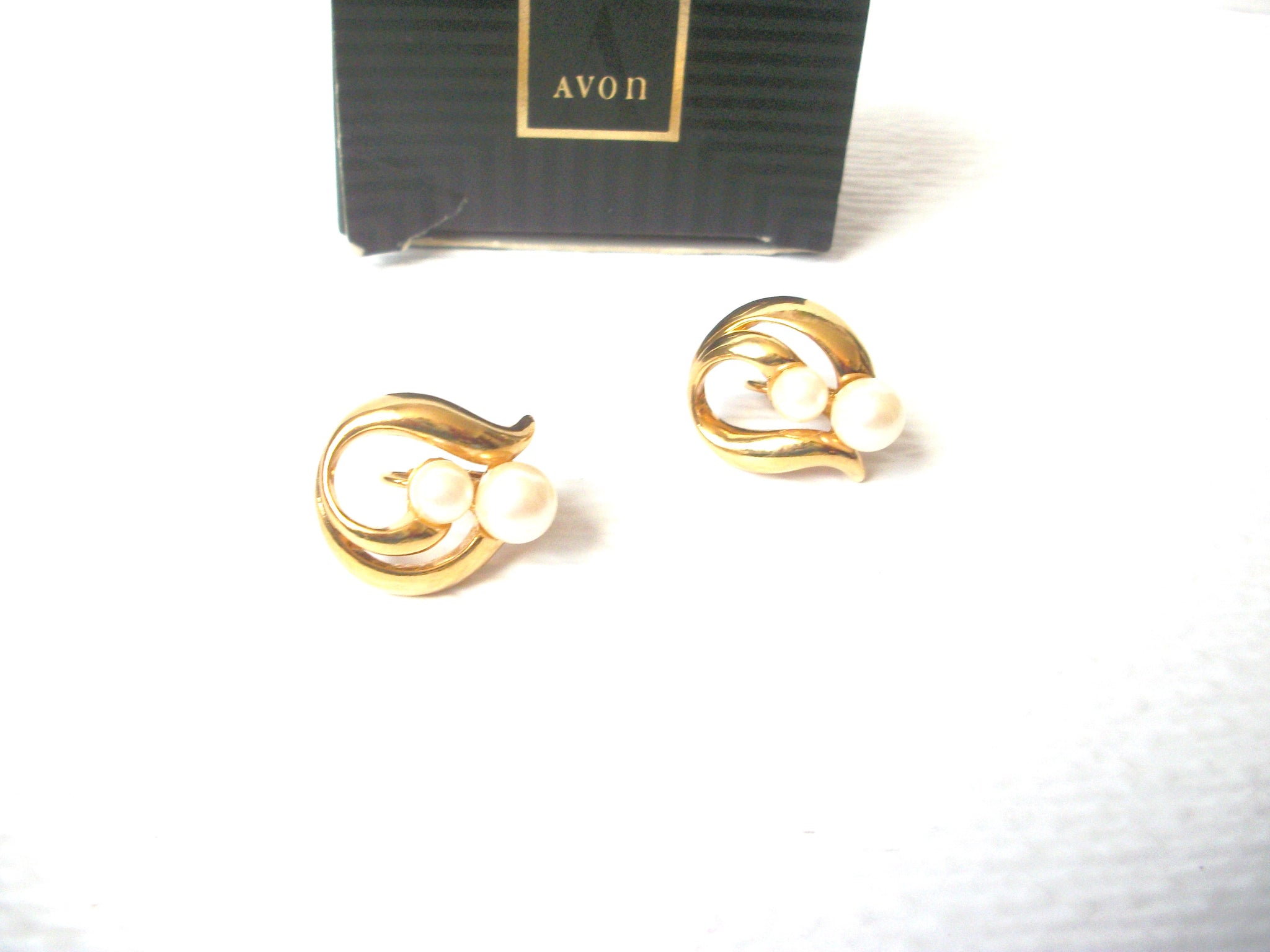 Vintage AVON 1994 Pearly Drop Earrings 112520