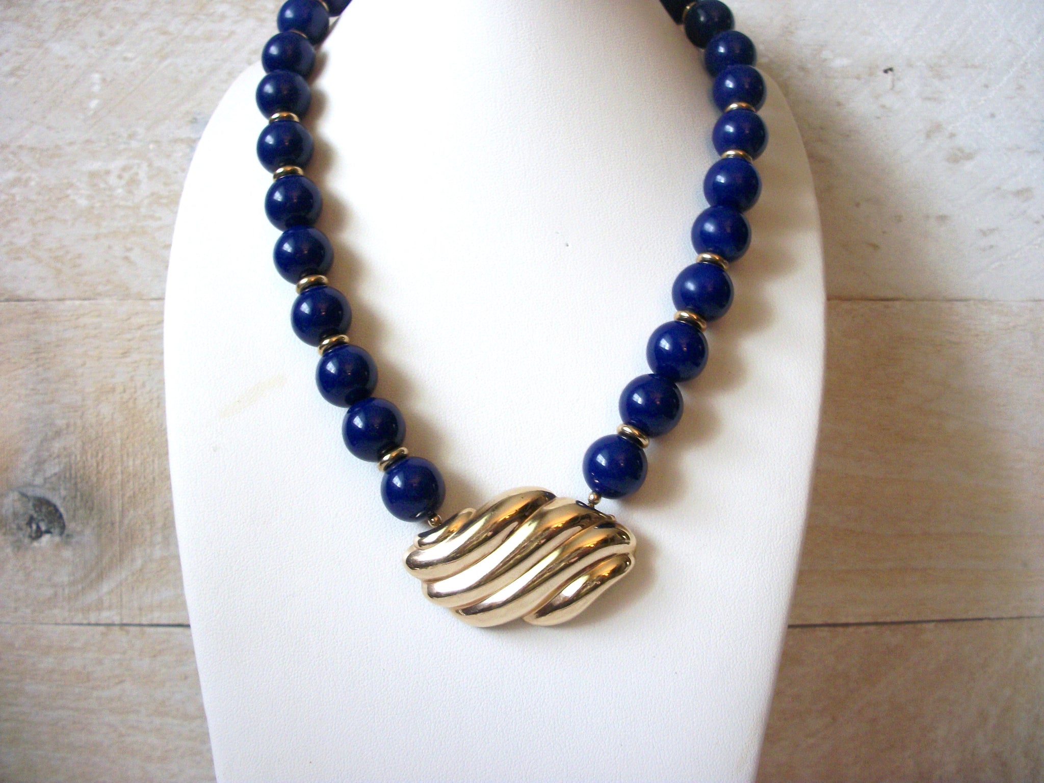 AVON Retro Blue Gold Necklace 52220