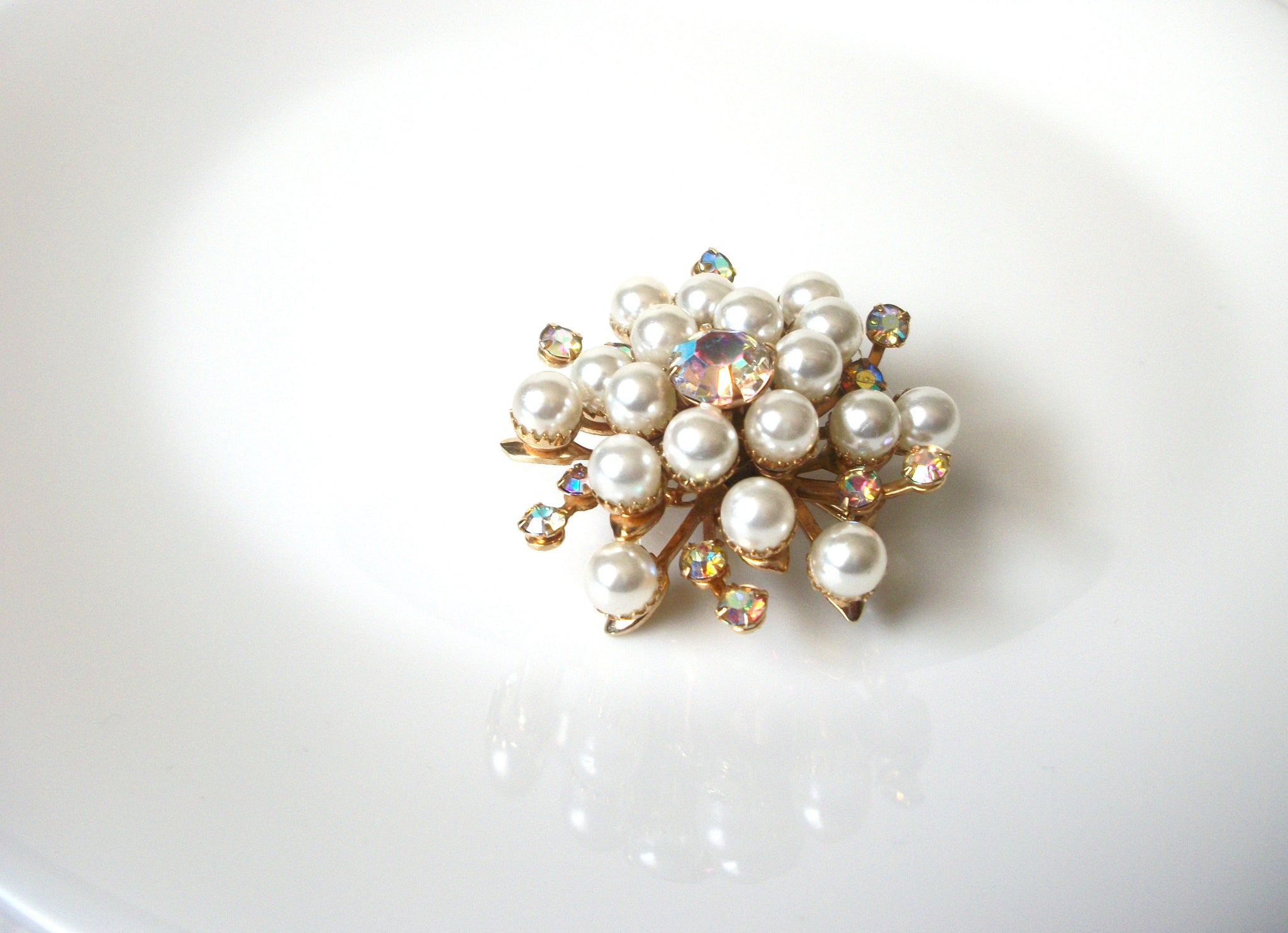Vintage 1950s Gold Toned Glass Pearl AB Crystal Brooch Pin 120420