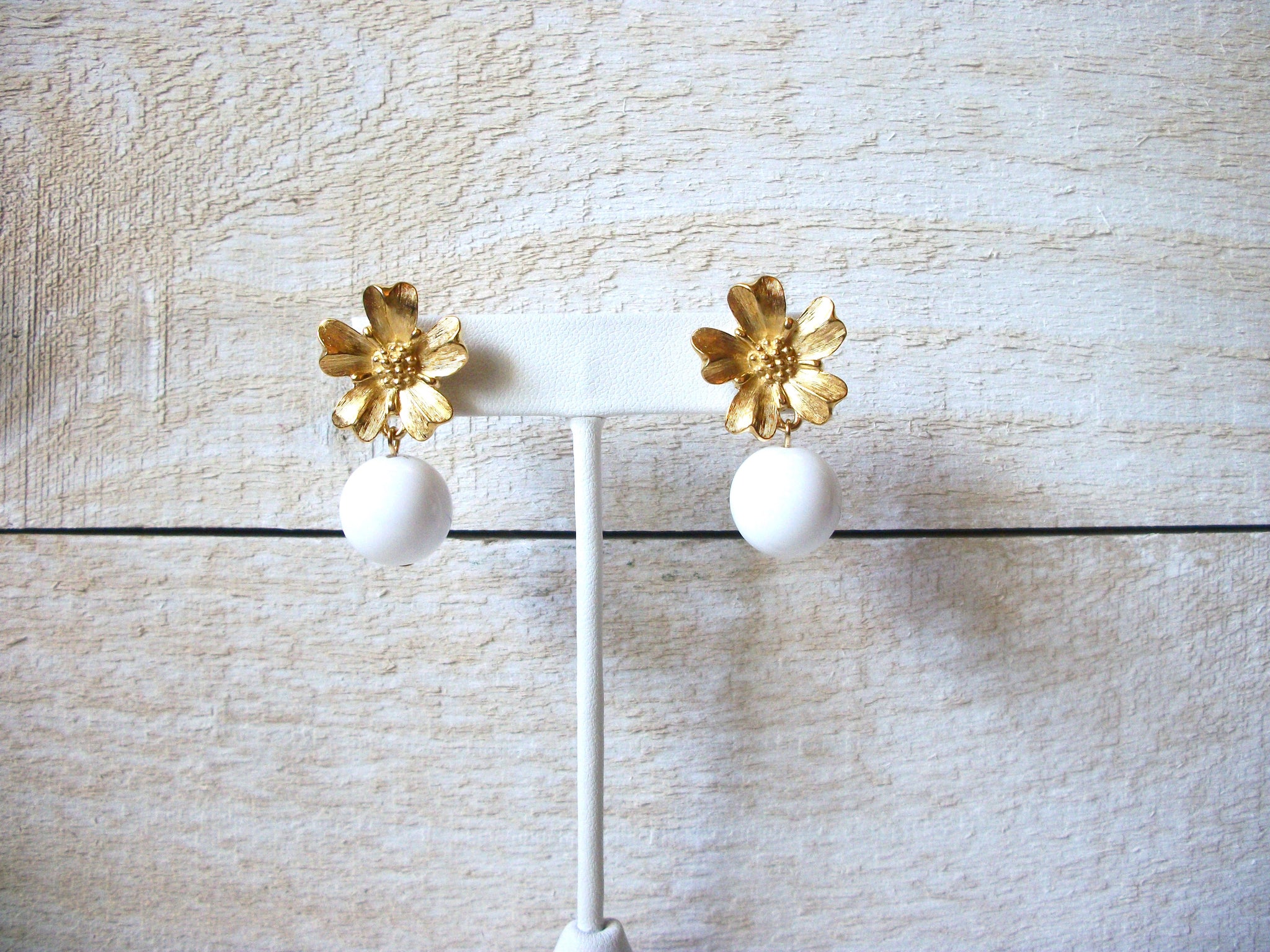 Retro Gold White Flower Earrings 60120