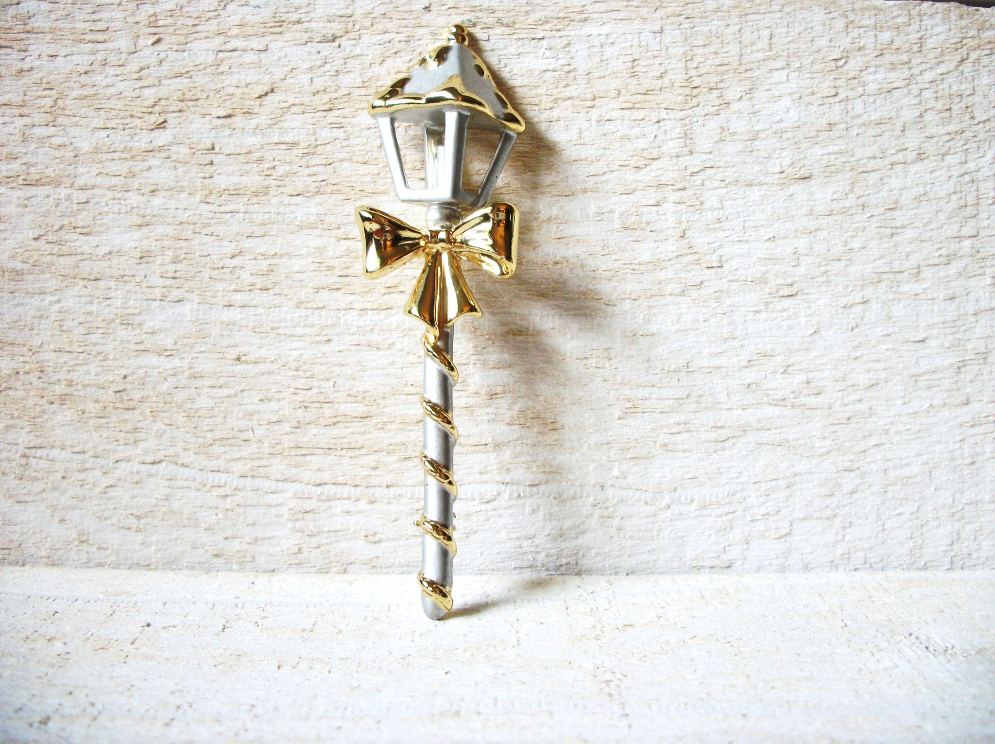 Vintage Lantern Brooch 60120