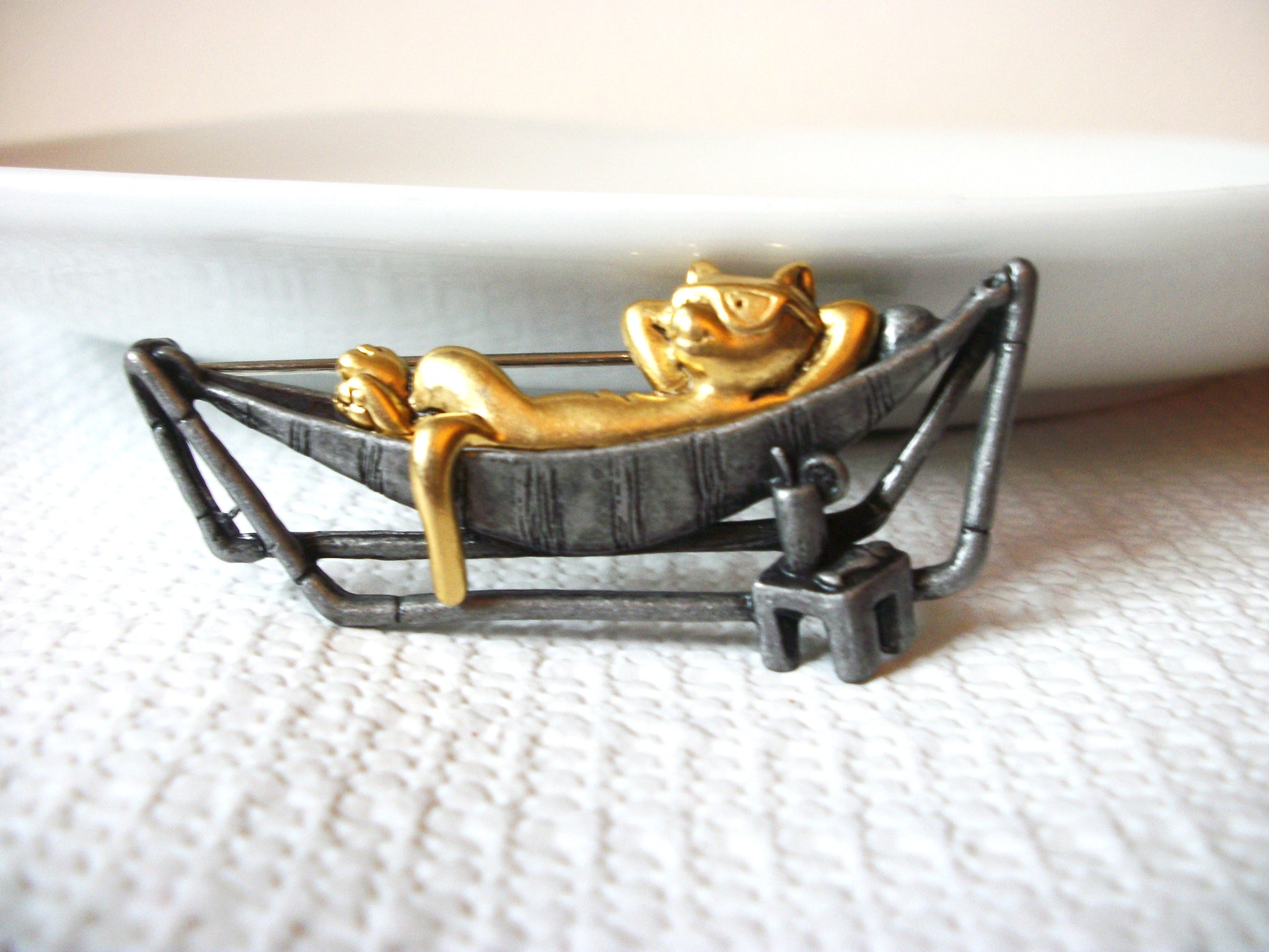 DANCRAFT Two Tone Lazy Cat Brooch 40420