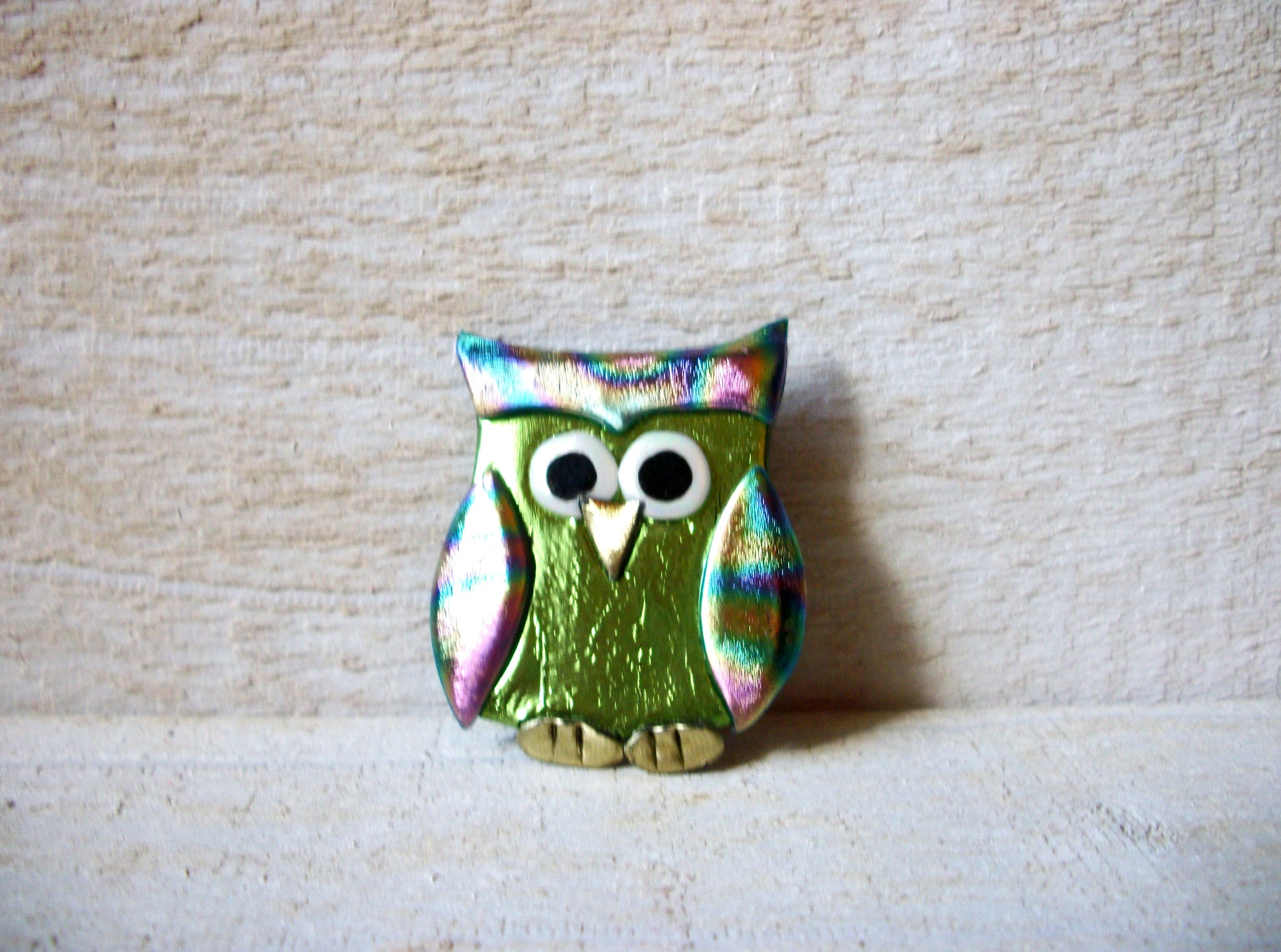 Thin Old Plastic Owl Brooch 60120