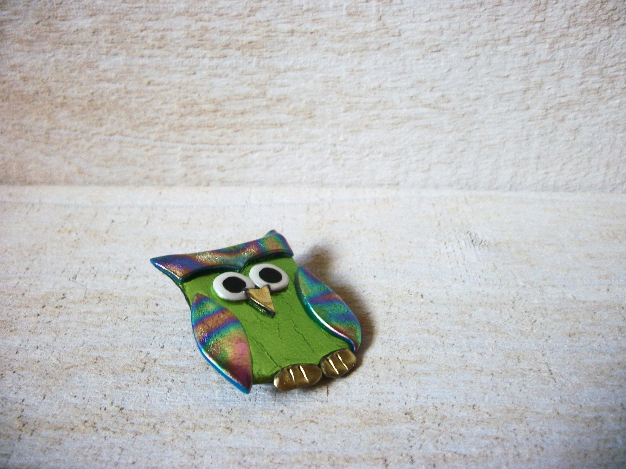 Thin Old Plastic Owl Brooch 60120