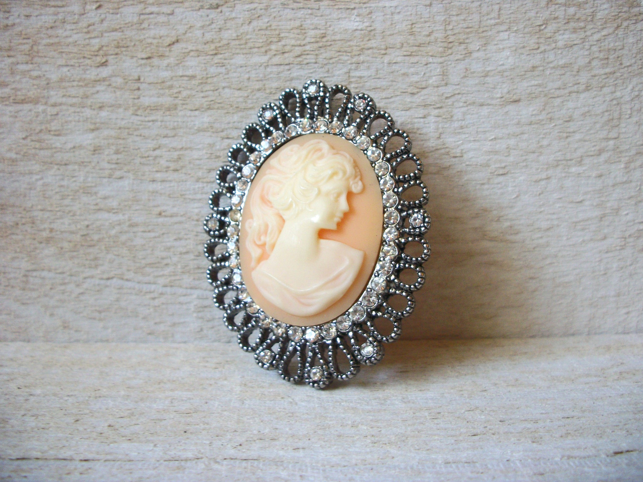 Retro Cameo Brooch 60220