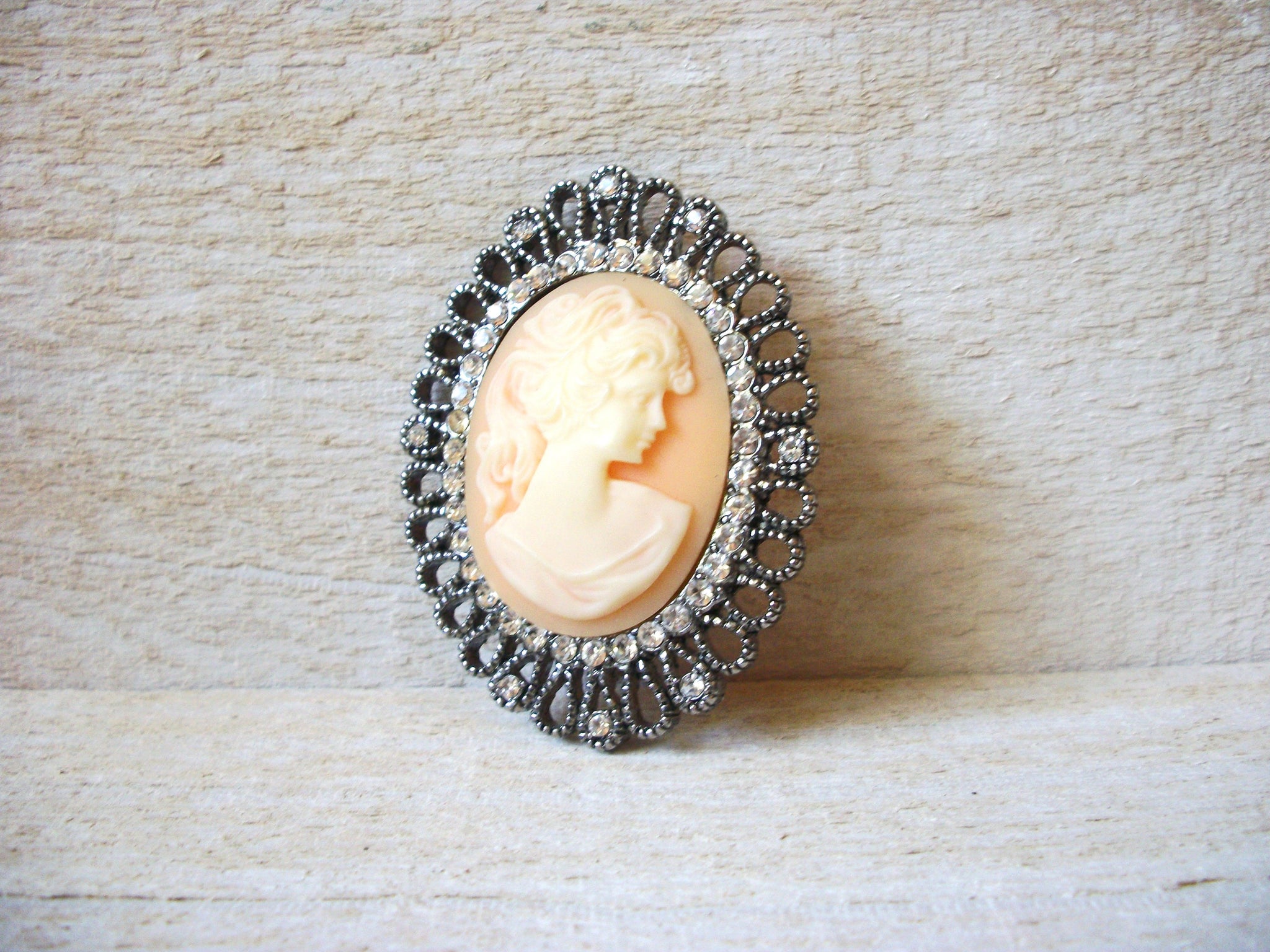 Retro Cameo Brooch 60220