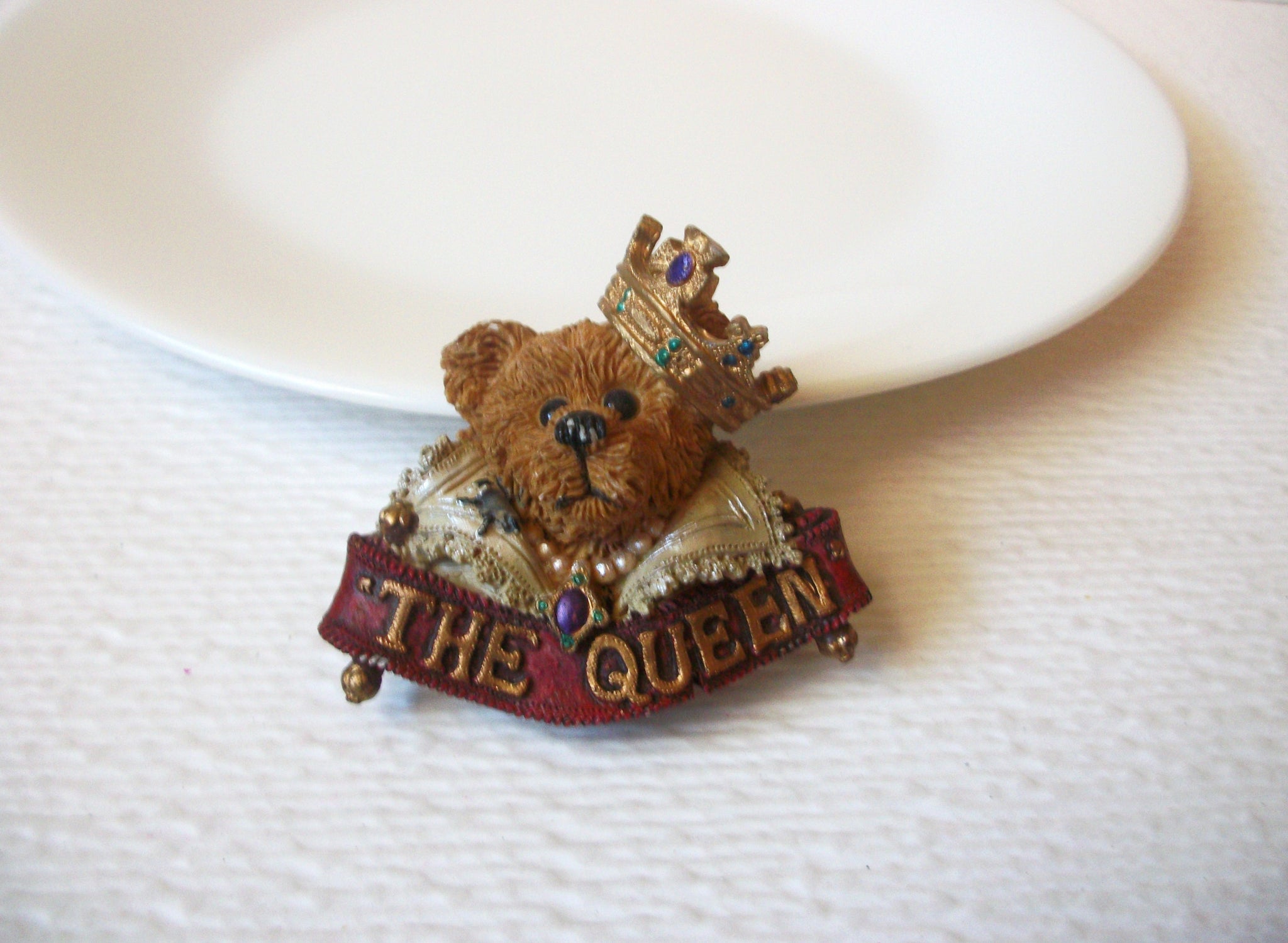 Vintage Thicker Resin The Queen Brooch Pin 120920