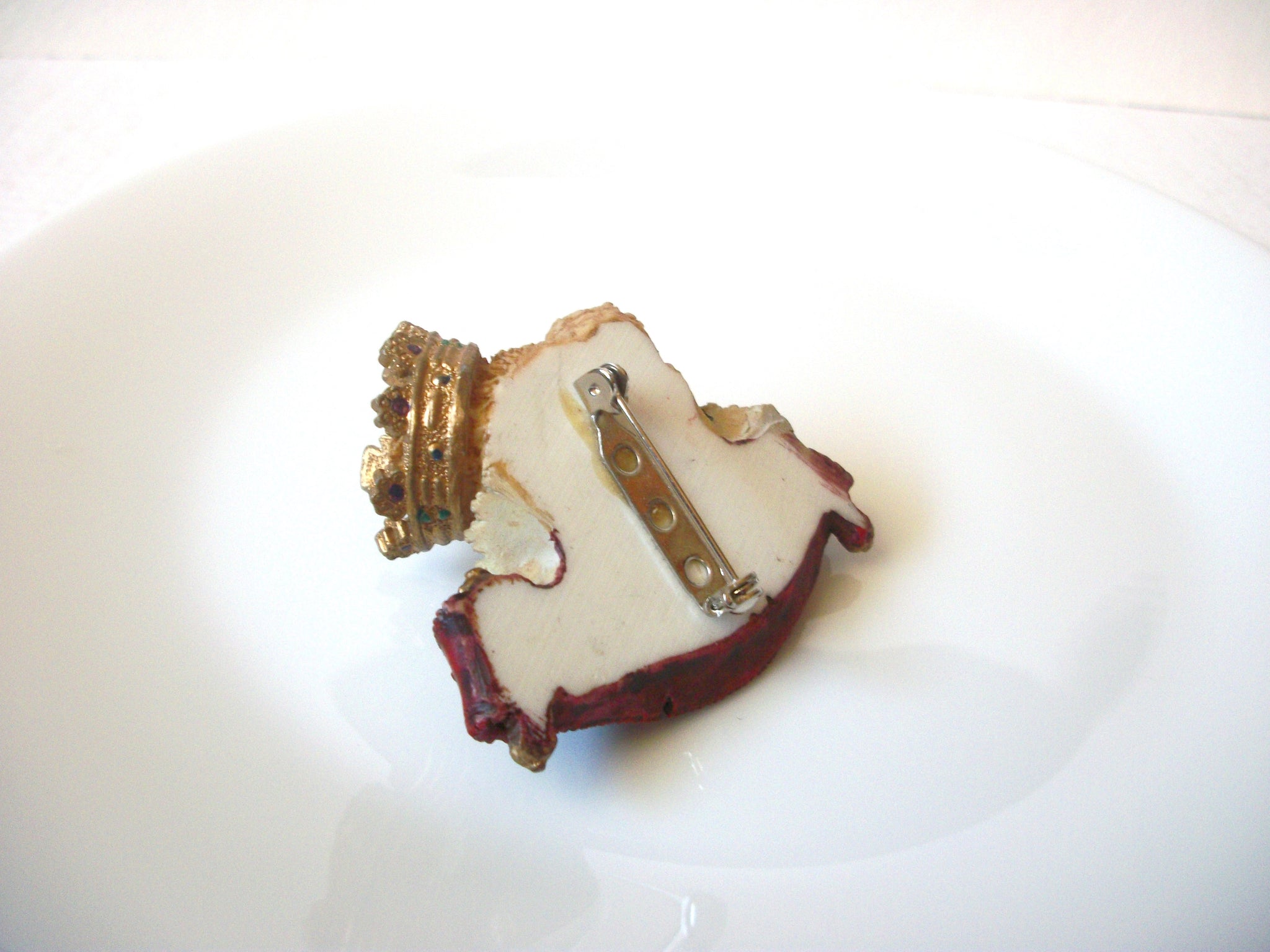 Vintage Thicker Resin The Queen Brooch Pin 120920
