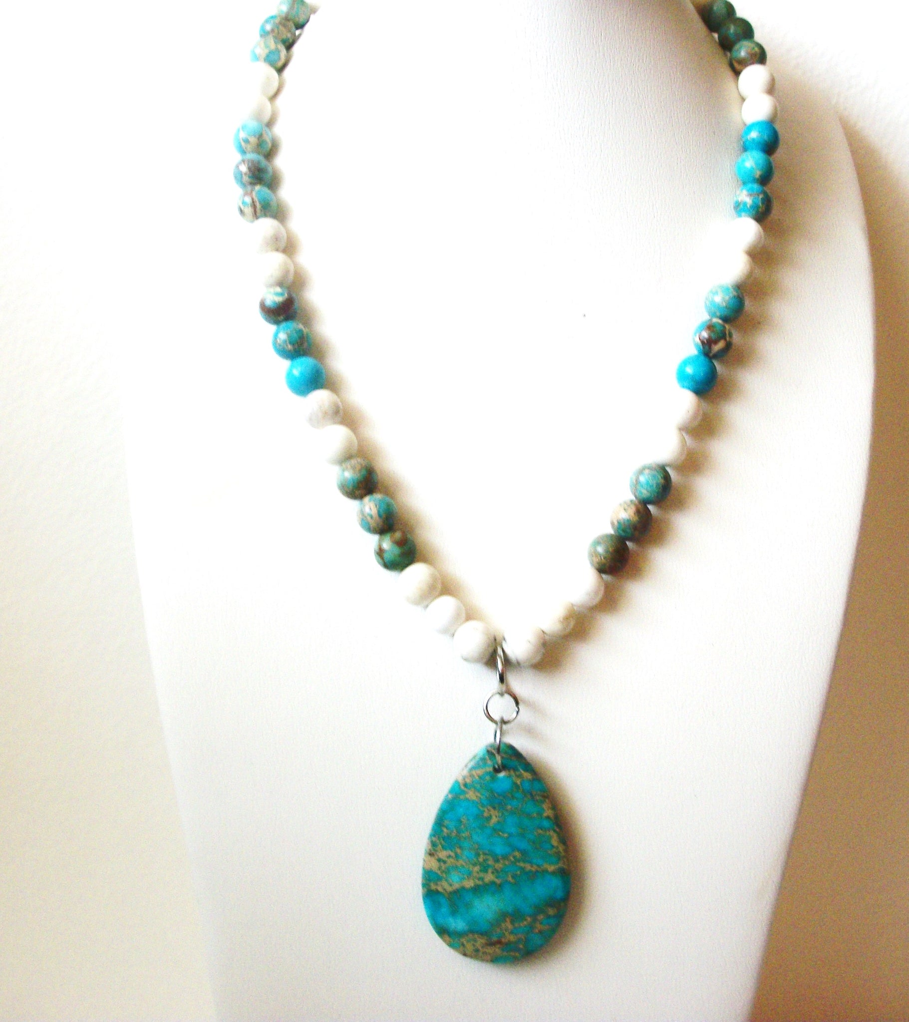 Southwestern Howlite Turquoise Stone Necklace 121420