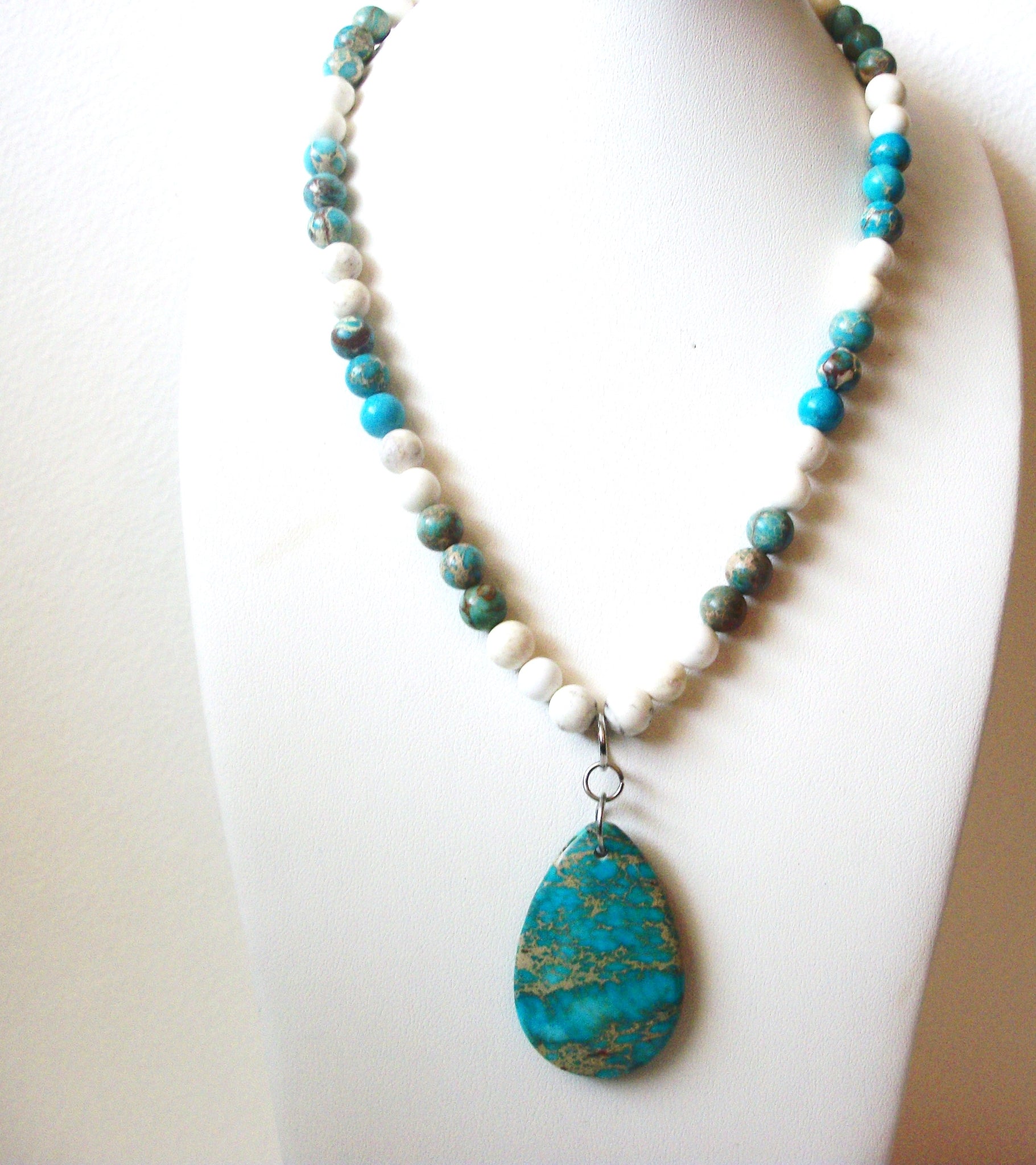 Southwestern Howlite Turquoise Stone Necklace 121420