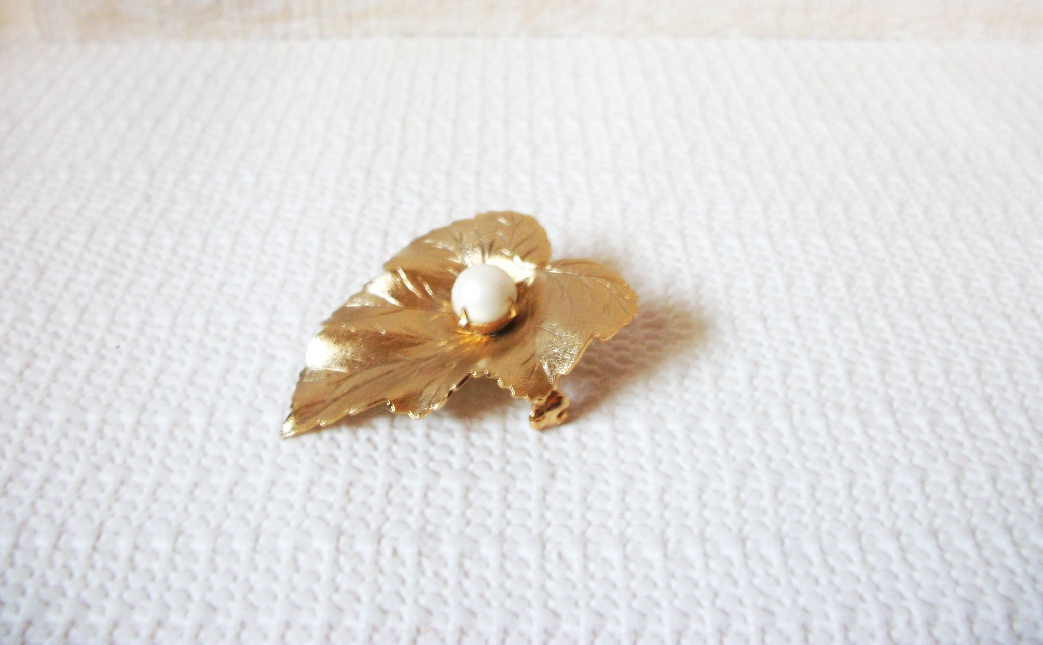 Retro Pearl Leaf Brooch 60320