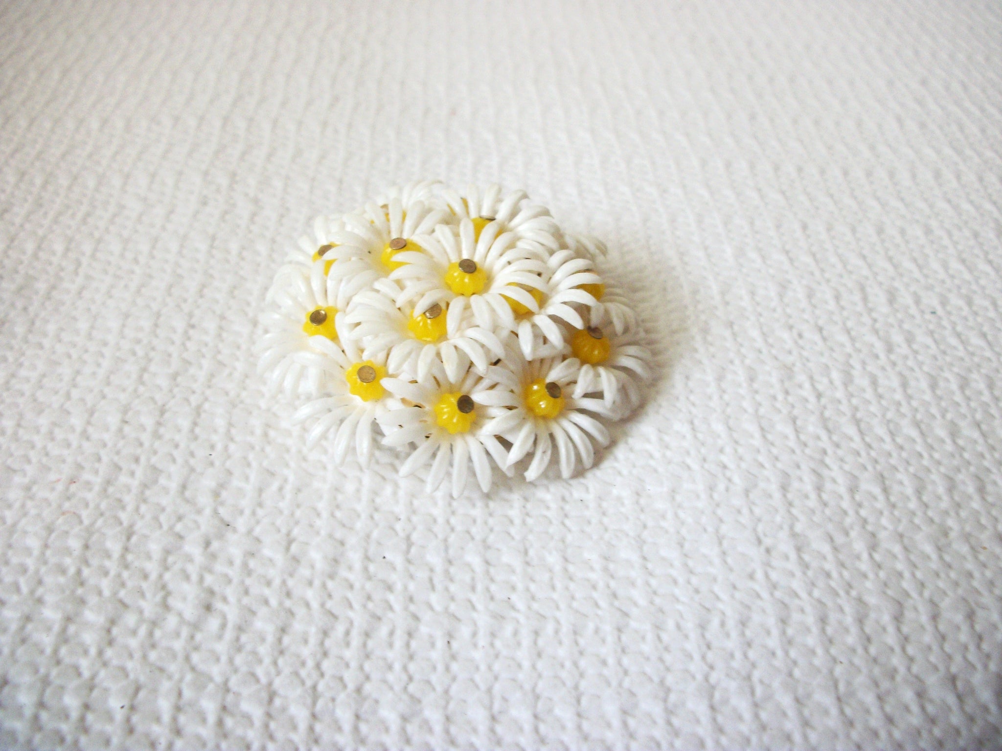 Old Plastic Daisy Brooch 41020