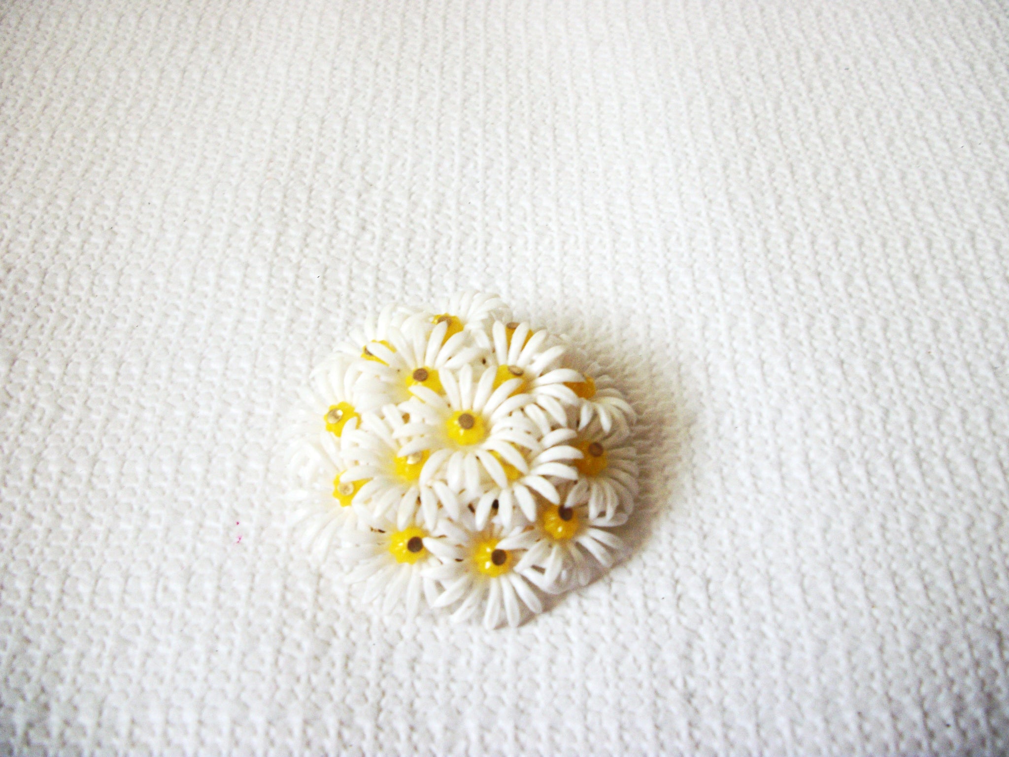 Old Plastic Daisy Brooch 41020