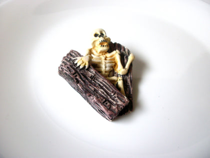 Vintage Old Plastic Skeleton Coffin Brooch Pin 121820
