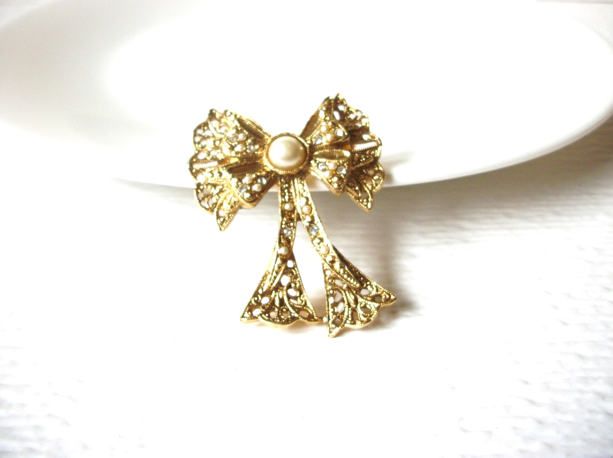 Vintage Gold Toned Faux Pearl Brooch Pin 121920