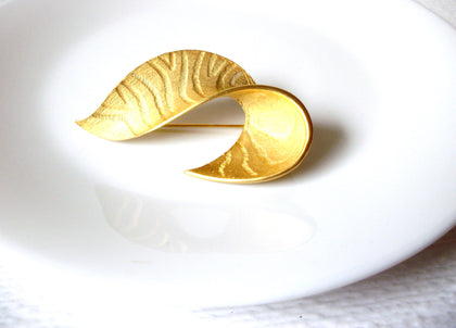Vintage Gold Toned Curved Brooch Pin 121920