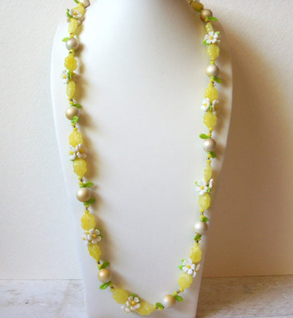 Vintage Old Plastic Flower Necklace 61020