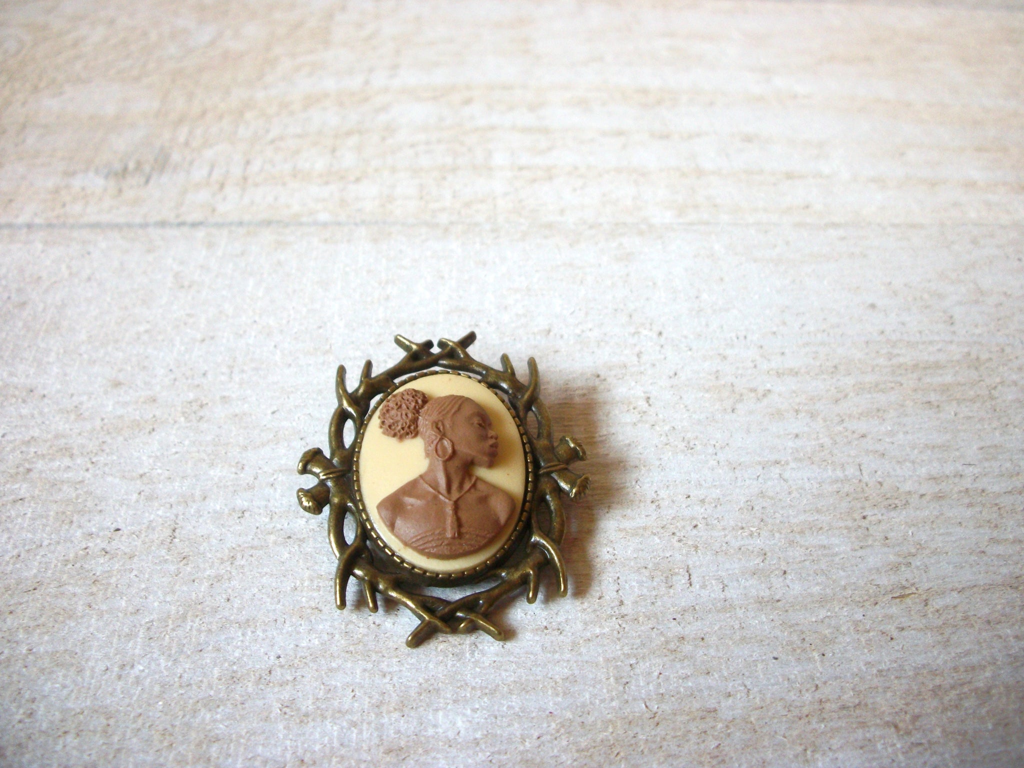 Hand Made Queen Brooch 62120