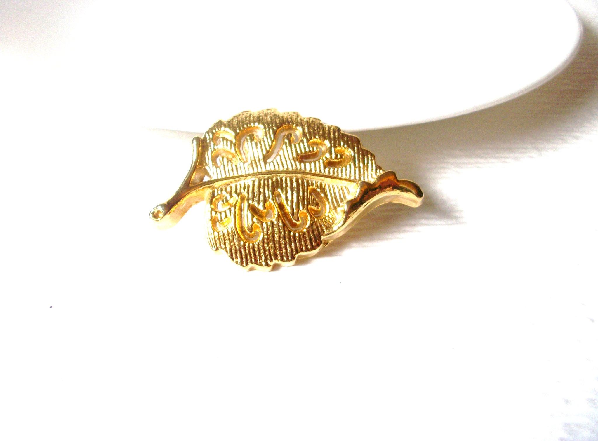 Vintage Gold Toned Damask Leaf Brooch Pin 122020
