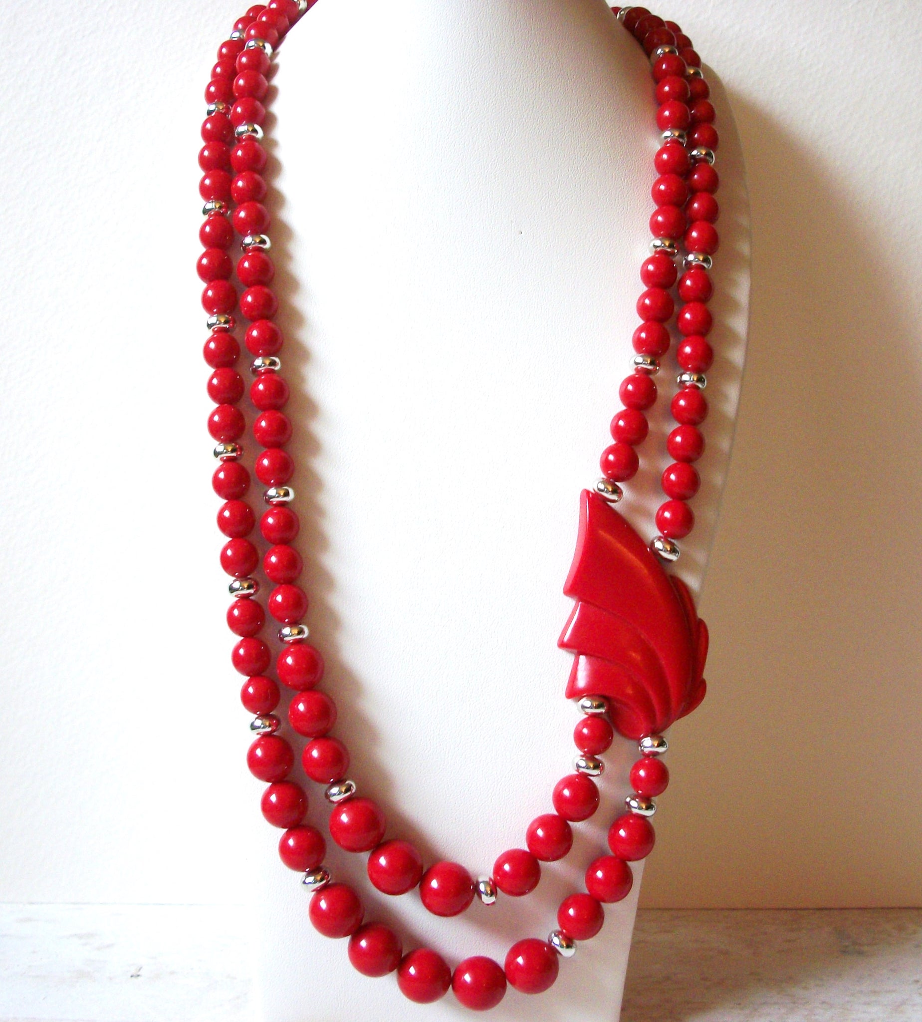 Retro 1970s Red Necklace 70320