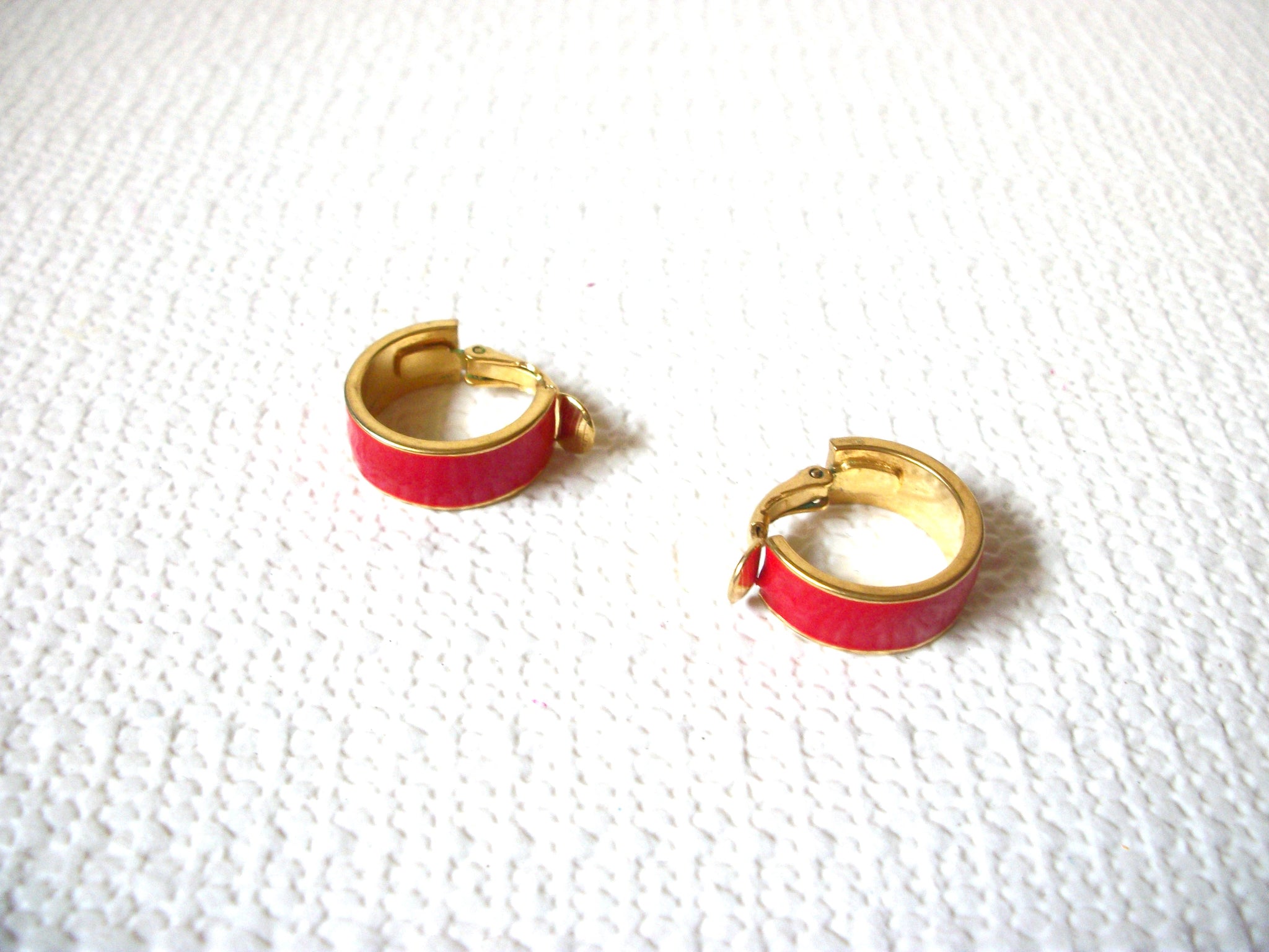 Vintage SARAH COV Gold Red Hoop Earrings 101020