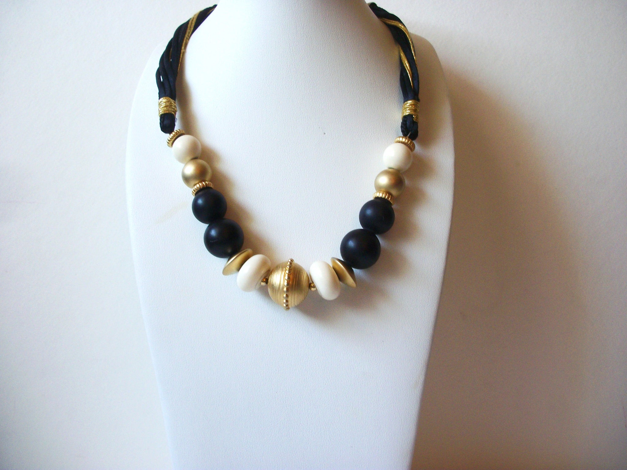 Vintage CASUAL CORNER Necklace 71220