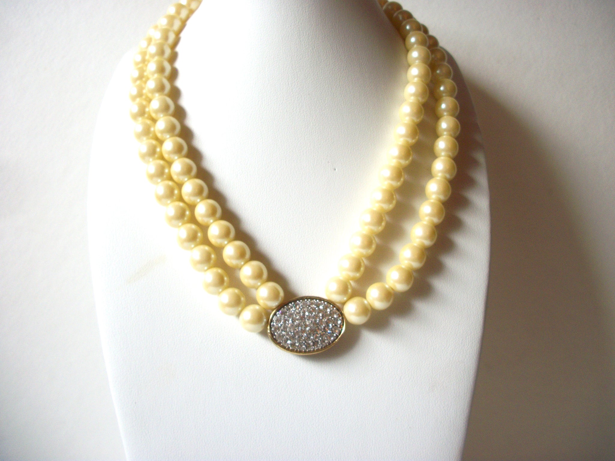 AVON Glass Pearl Necklace 71320