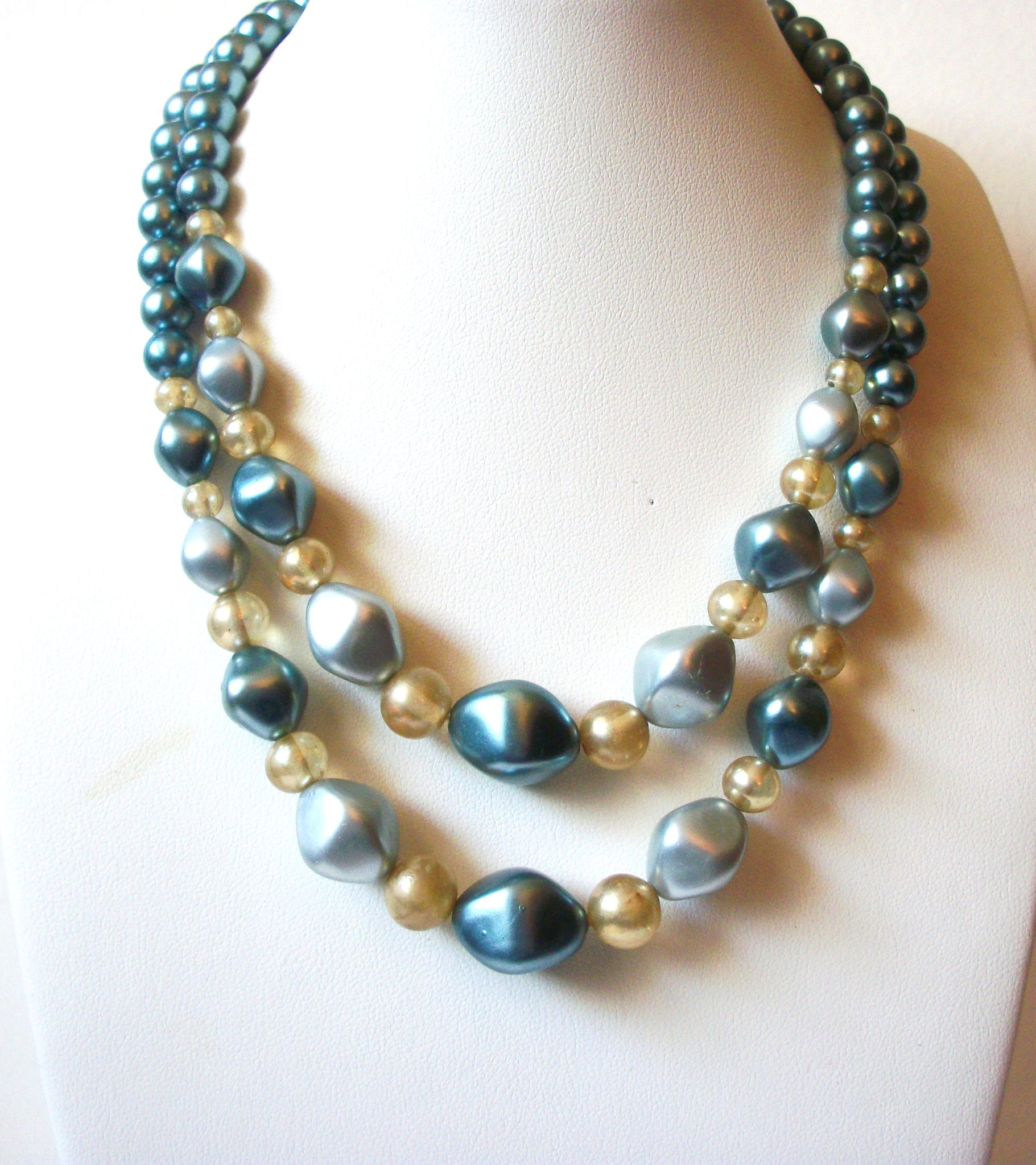 Vintage 1940s Glass Beads Necklace 72220