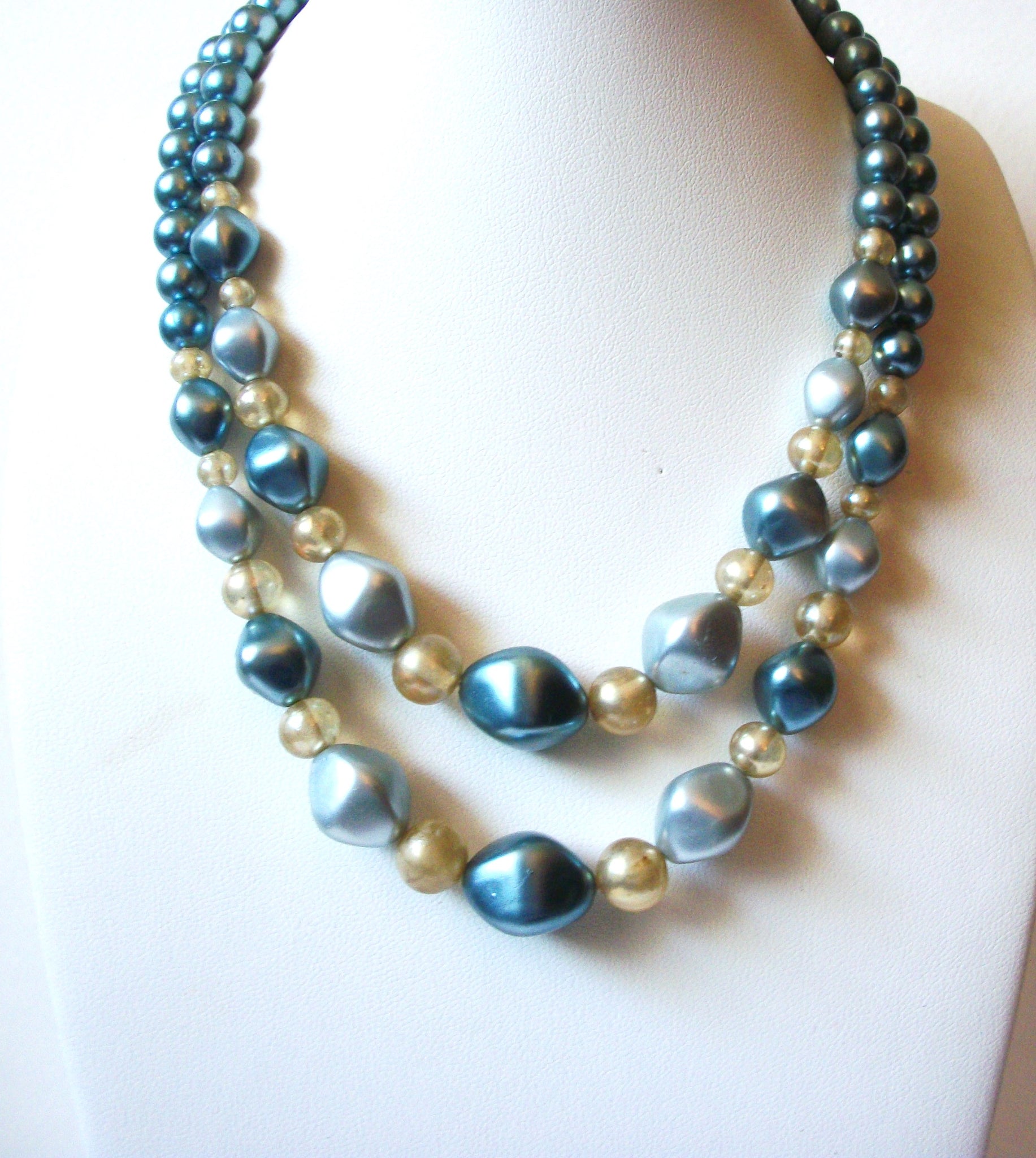 Vintage 1940s Glass Beads Necklace 72220