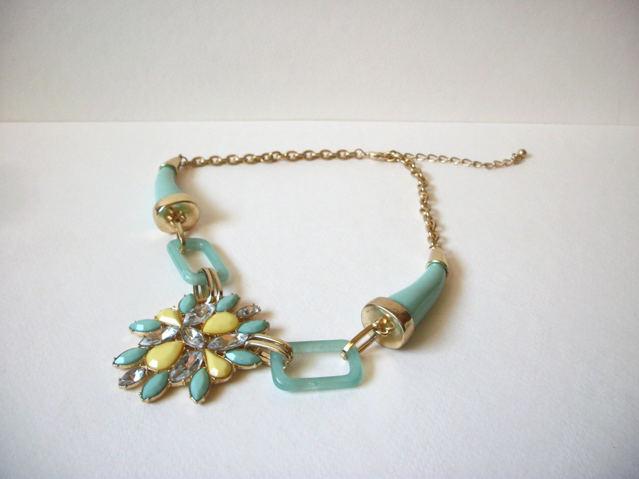 Retro 1970s Shabby Chic Glass Necklace 72220