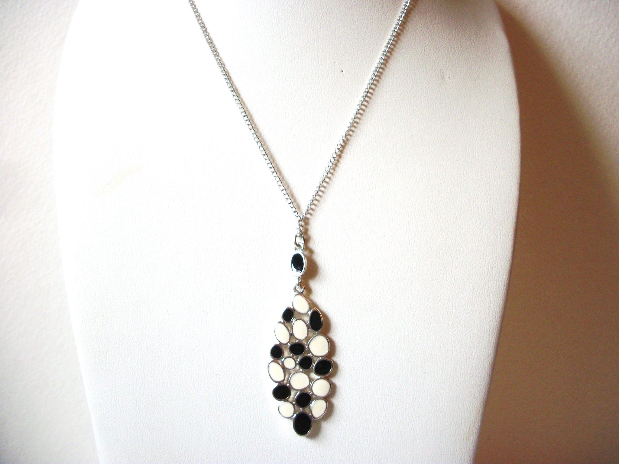 Retro Black White Pendant Necklace  81620