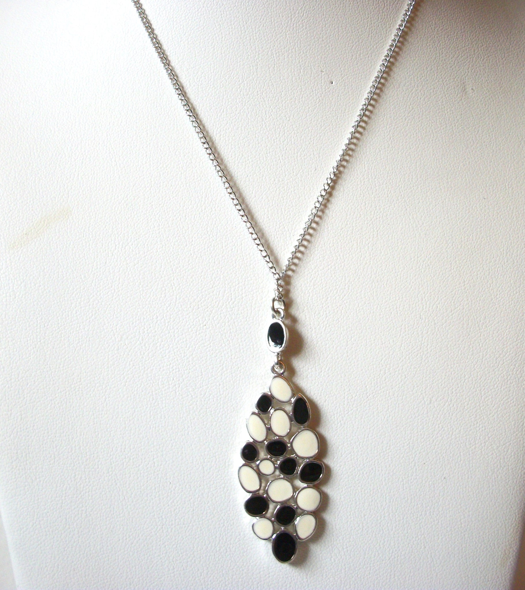 Retro Black White Pendant Necklace  81620