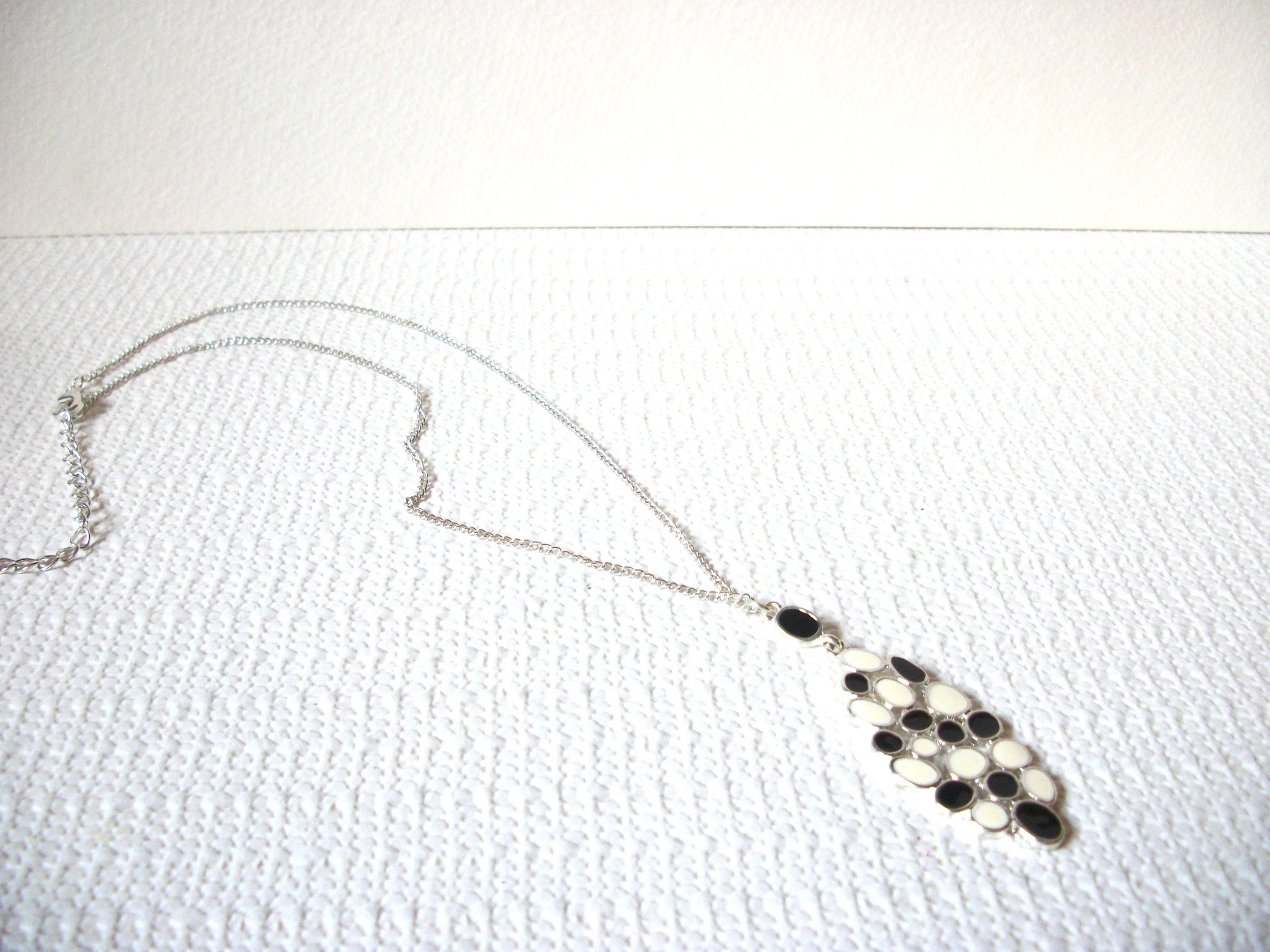 Retro Black White Pendant Necklace  81620