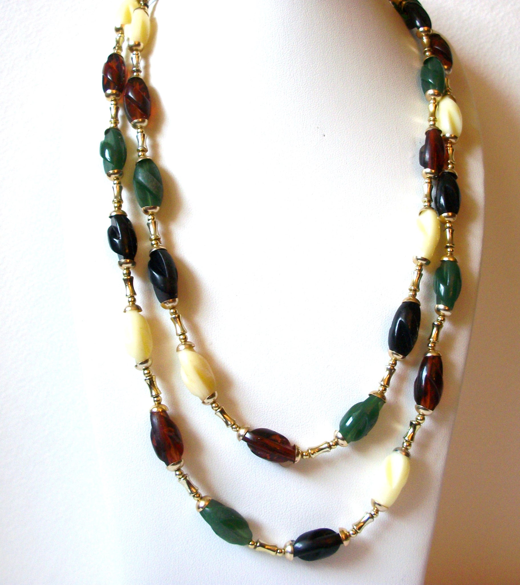 Retro Lucite Necklace 81820