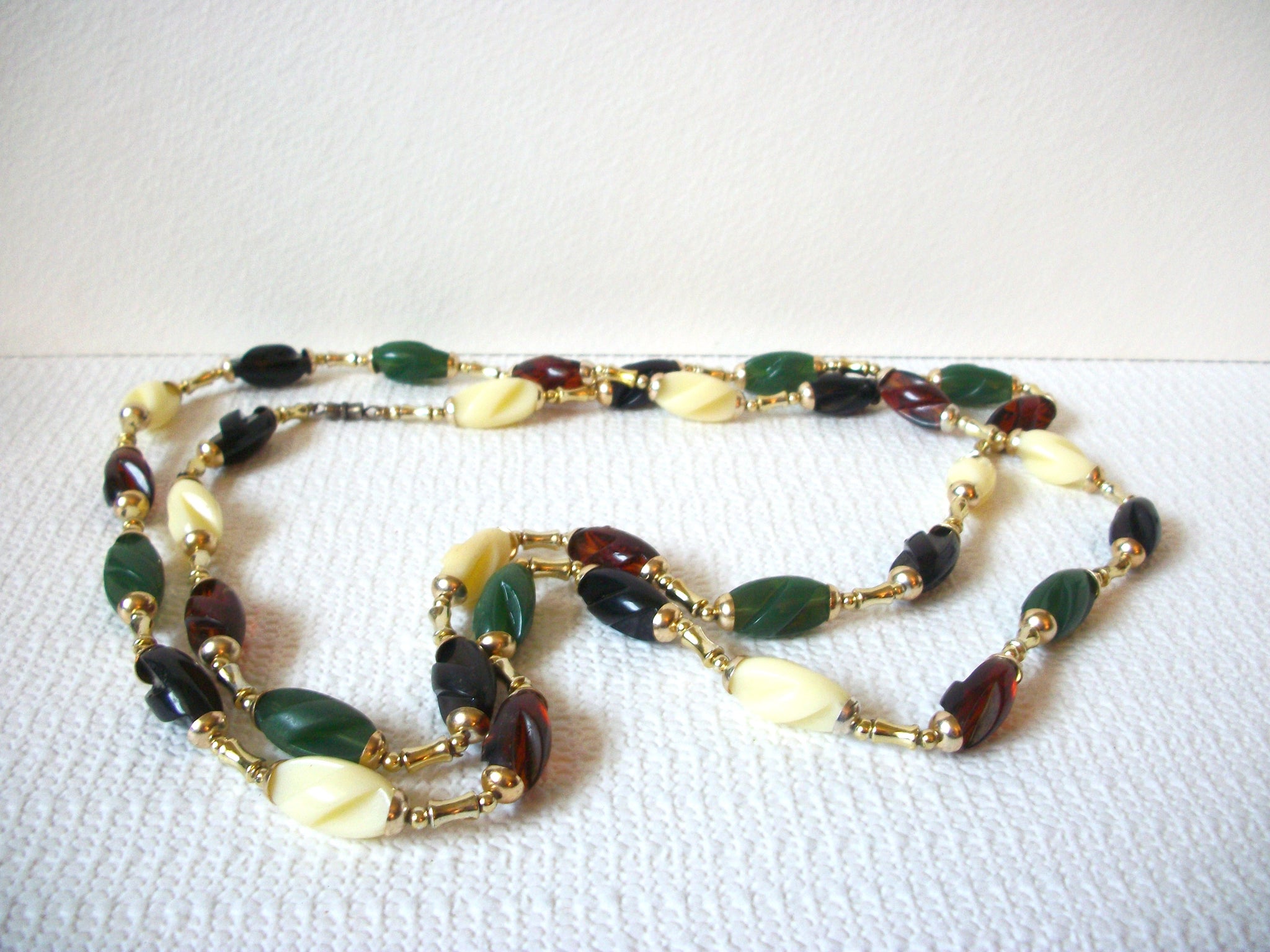 Retro Lucite Necklace 81820