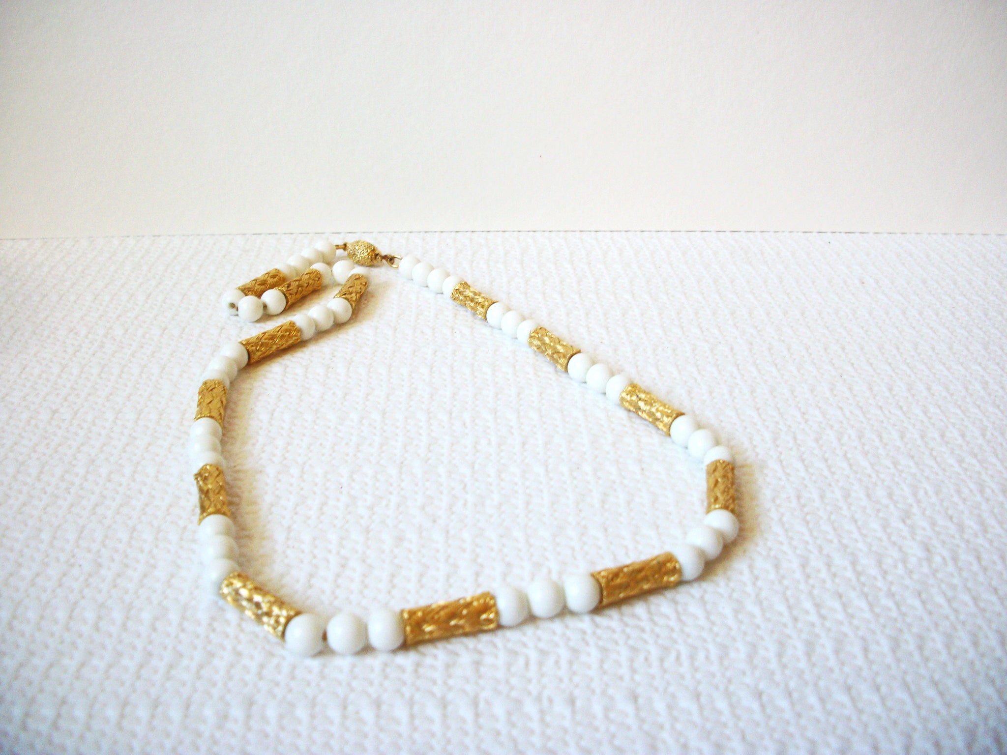 Retro Gold White Necklace 82320