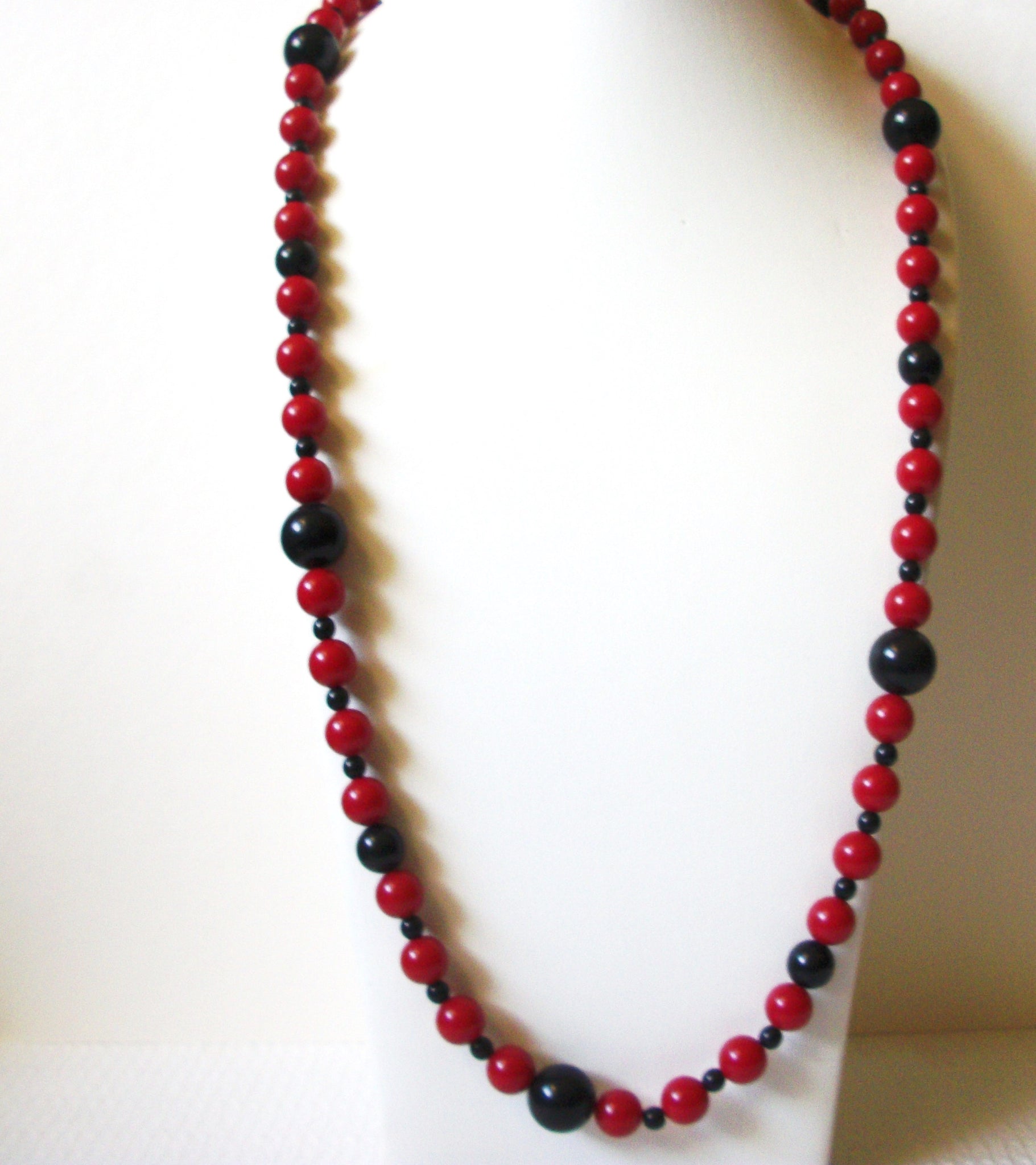 MONET Red Black Necklace 82320