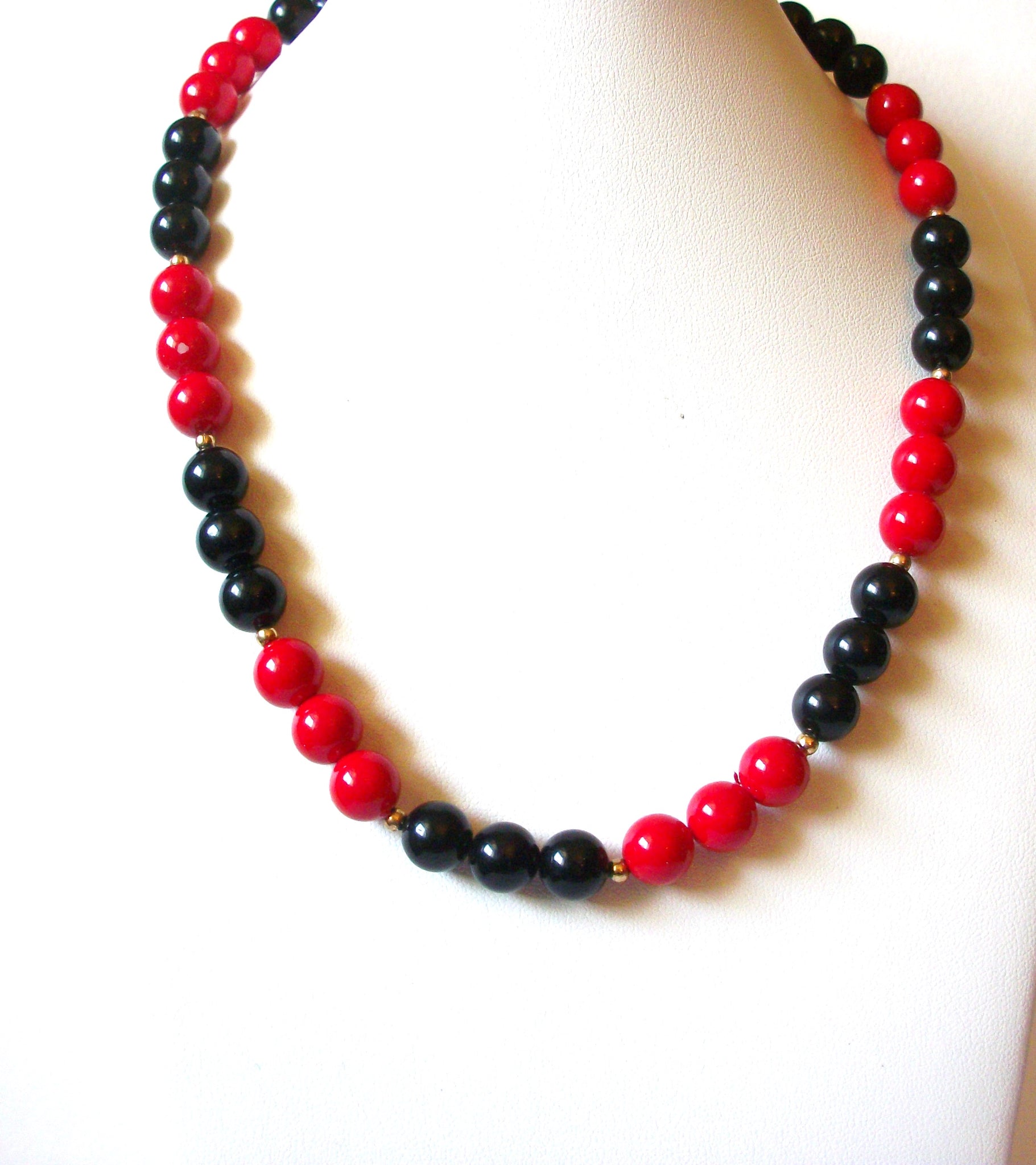 Retro Red Black Necklace 90220