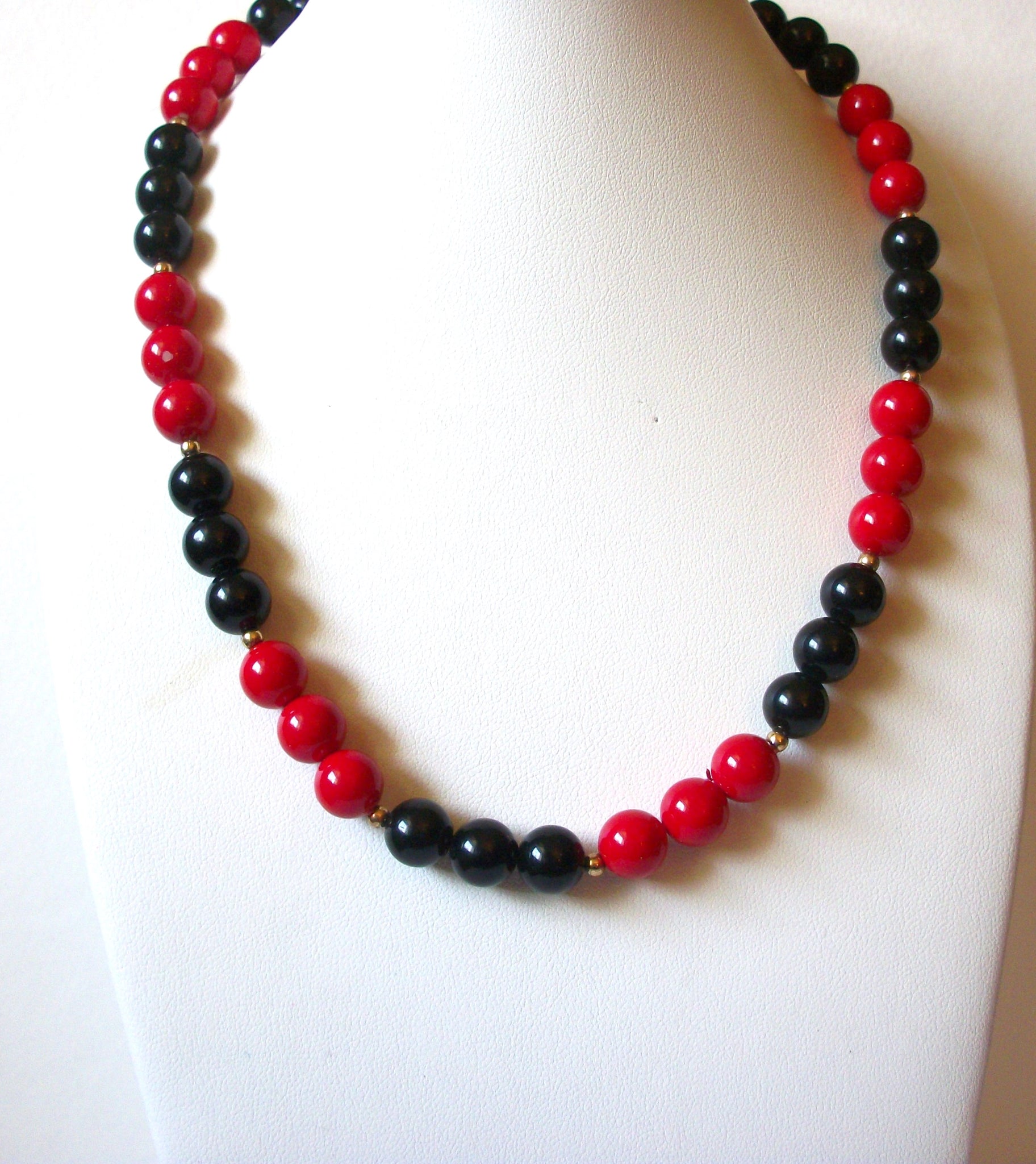 Retro Red Black Necklace 90220