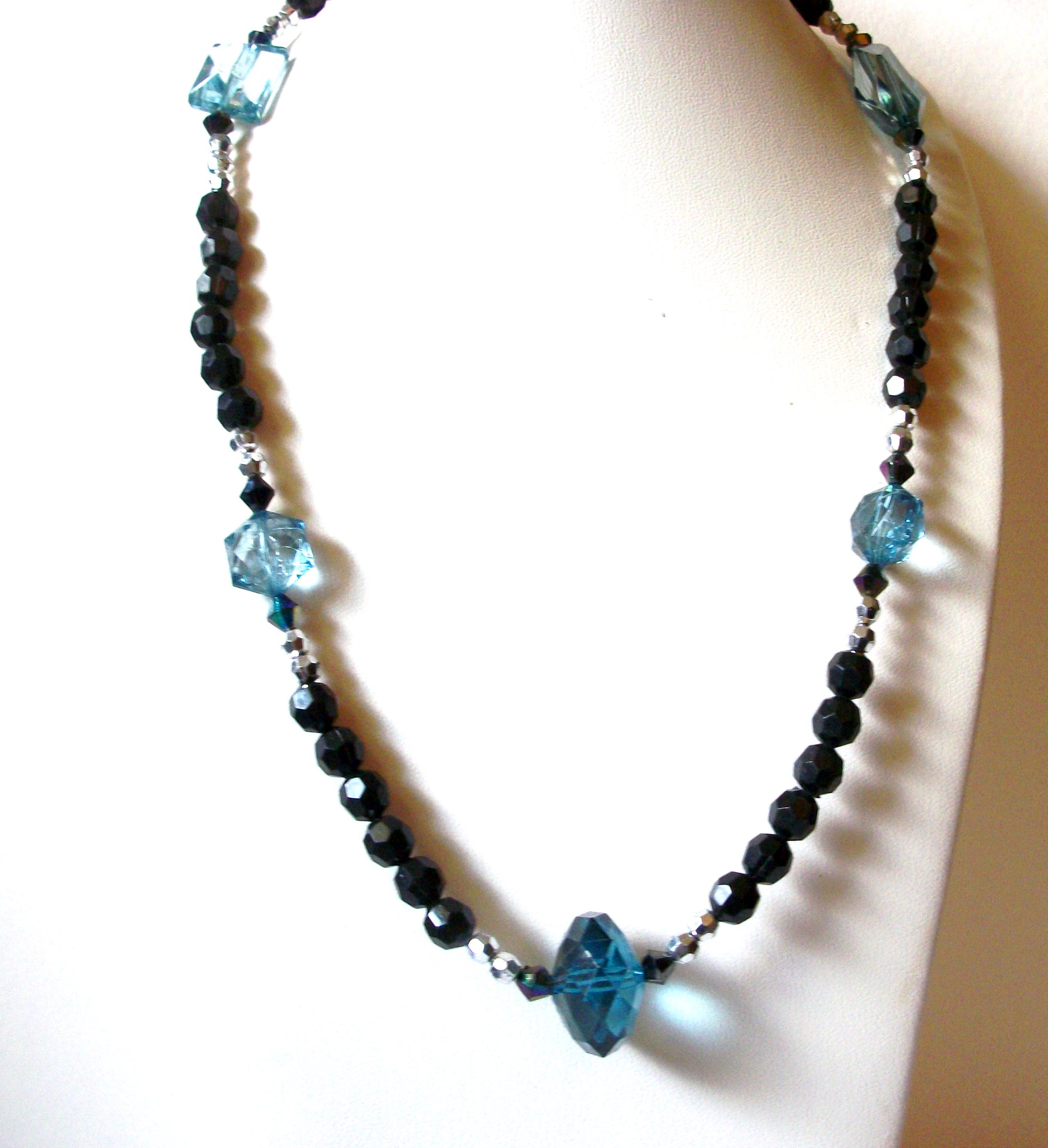 Retro Black Blue Necklace 90620