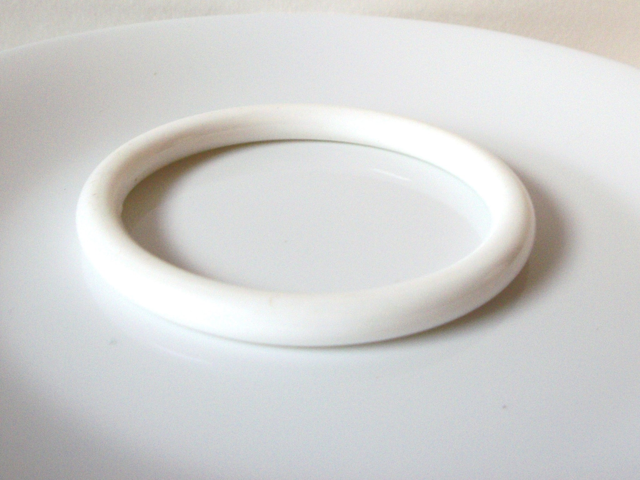 Retro White Bangle Bracelet 90720