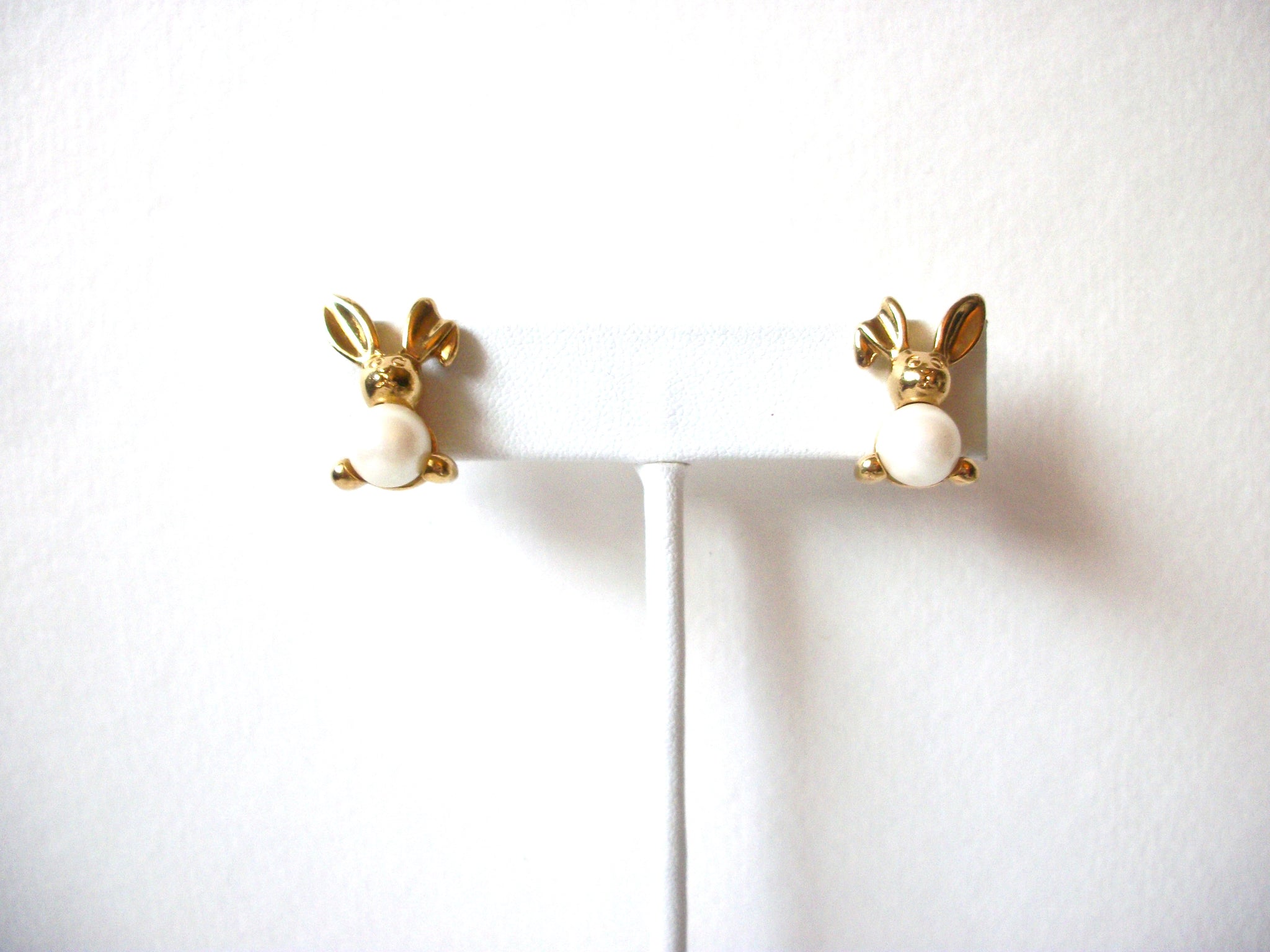 Vintage AVON Pearl Bunny Earrings 91420